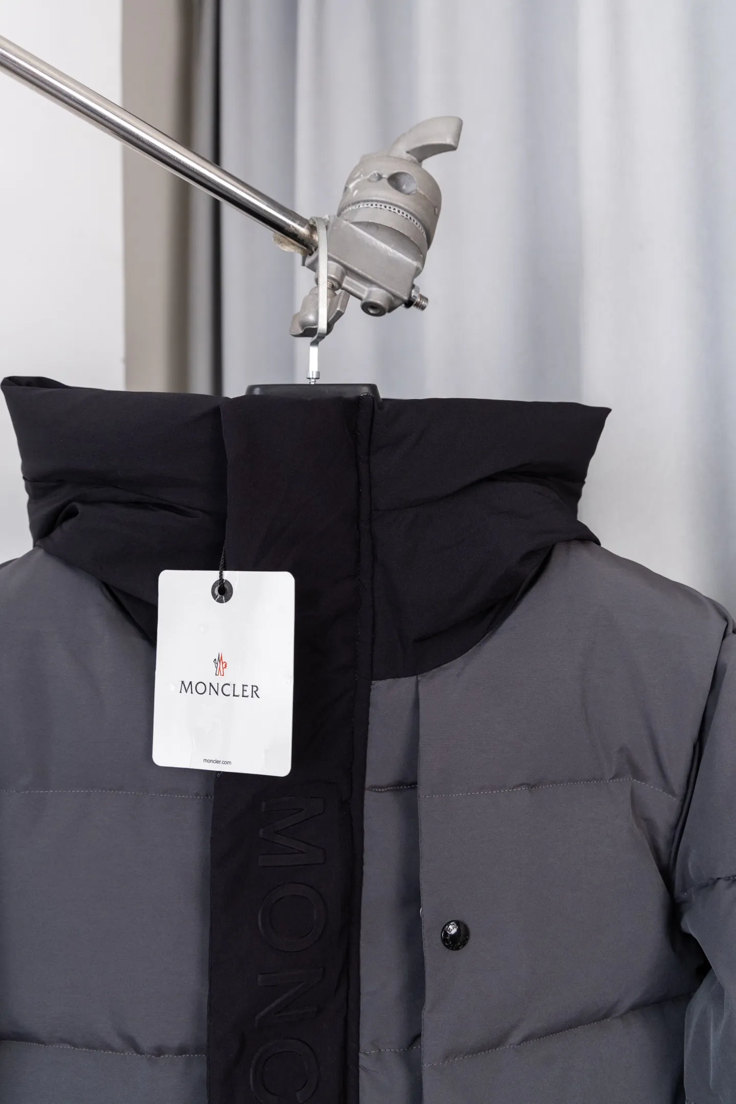 P570 Model No.: S034 MONER/MC Three-dimensional embossed letter down jacket for access control New style for fall and winter madeira. Black Warrior Hooded mid-length down jacket Hard to find on the official website Black and gray available in stock Alpine cold-resistant luxury product, urban warm winter style medal When France's century-old down gene meets modern minimalist aesthetics, this hooded cotton jacket combines "polar level warmth" with "High luxury design" plays a dual variation of winter dressing. The classic round logo on the sleeve arm is an identity plate in the high-end down field. It is low-key but has a "luxury aura". The three-dimensional embossed "MONCLER" Logo on the placket is engraved with the brand's ingenuity with an embossed texture, extending luxury from vision to tactile experience. It uses cold-resistant and temperature-locking technology fabrics to effectively resist the invasion of cold air and can firmly lock in body warmth even in cold weather. The adjustable hood firmly protects the head and neck, "button + hidden zipper" Double placket, double temperature locking, full of tightness; hood and front placket are made of 2.5 layers of fabric. Logo letter embossed. Hidden button and zipper closure. The outer pocket has a hidden snap button closure. The chest pocket has a zipper closure. Adjustable hood and hood with elastic drawstring. Size: S-XL