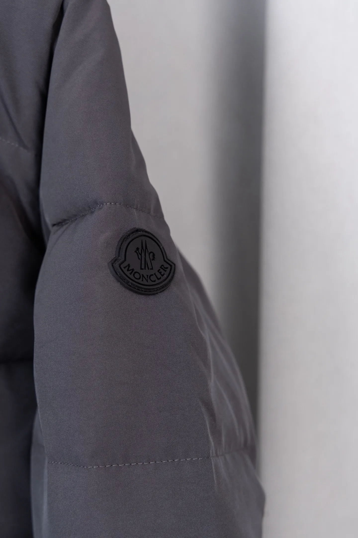 P570 Model No.: S034 MONER/MC Three-dimensional embossed letter down jacket for access control New style for fall and winter madeira. Black Warrior Hooded mid-length down jacket Hard to find on the official website Black and gray available in stock Alpine cold-resistant luxury product, urban warm winter style medal When France's century-old down gene meets modern minimalist aesthetics, this hooded cotton jacket combines "polar level warmth" with "High luxury design" plays a dual variation of winter dressing. The classic round logo on the sleeve arm is an identity plate in the high-end down field. It is low-key but has a "luxury aura". The three-dimensional embossed "MONCLER" Logo on the placket is engraved with the brand's ingenuity with an embossed texture, extending luxury from vision to tactile experience. It uses cold-resistant and temperature-locking technology fabrics to effectively resist the invasion of cold air and can firmly lock in body warmth even in cold weather. The adjustable hood firmly protects the head and neck, "button + hidden zipper" Double placket, double temperature locking, full of tightness; hood and front placket are made of 2.5 layers of fabric. Logo letter embossed. Hidden button and zipper closure. The outer pocket has a hidden snap button closure. The chest pocket has a zipper closure. Adjustable hood and hood with elastic drawstring. Size: S-XL