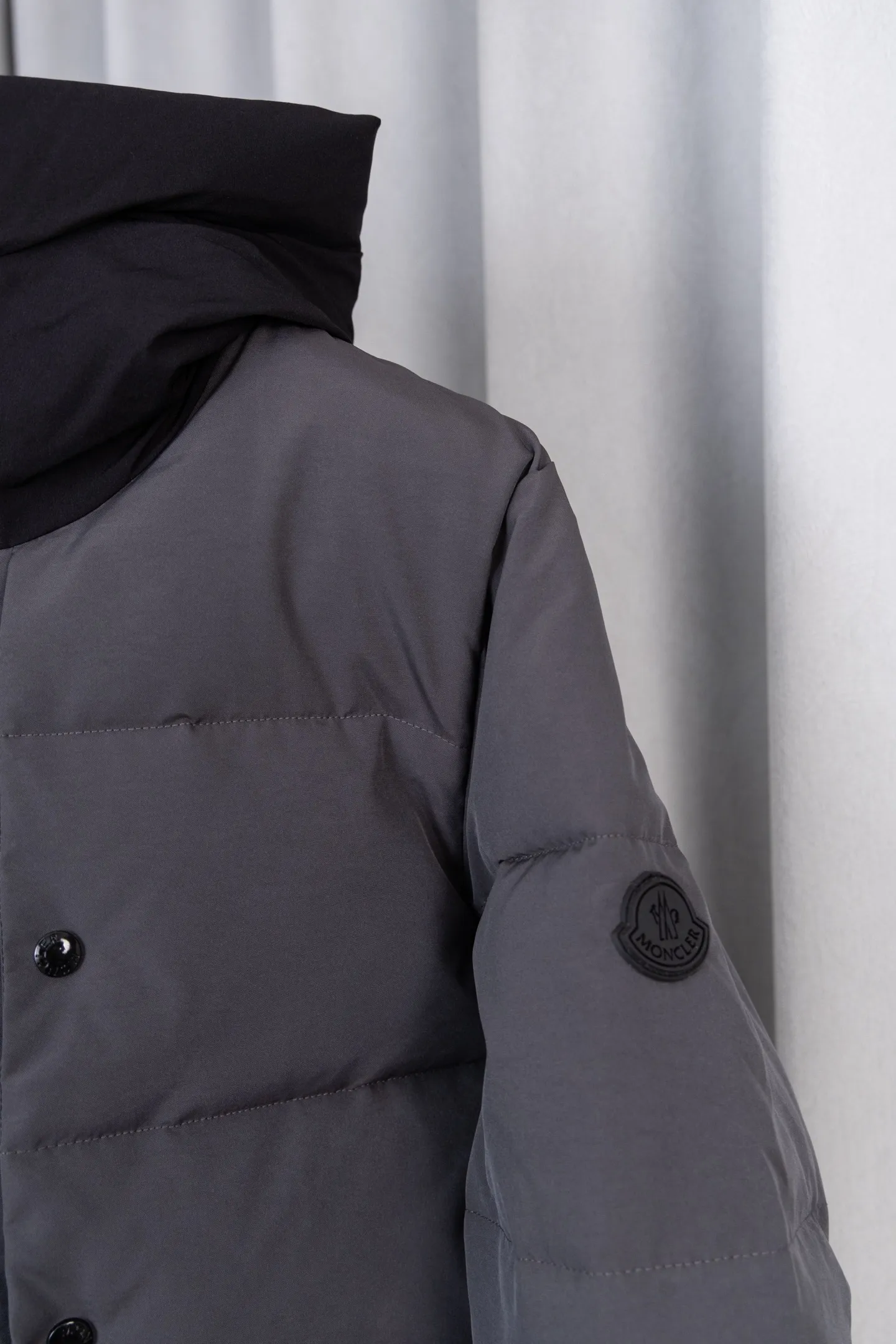 P570 Model No.: S034 MONER/MC Three-dimensional embossed letter down jacket for access control New style for fall and winter madeira. Black Warrior Hooded mid-length down jacket Hard to find on the official website Black and gray available in stock Alpine cold-resistant luxury product, urban warm winter style medal When France's century-old down gene meets modern minimalist aesthetics, this hooded cotton jacket combines "polar level warmth" with "High luxury design" plays a dual variation of winter dressing. The classic round logo on the sleeve arm is an identity plate in the high-end down field. It is low-key but has a "luxury aura". The three-dimensional embossed "MONCLER" Logo on the placket is engraved with the brand's ingenuity with an embossed texture, extending luxury from vision to tactile experience. It uses cold-resistant and temperature-locking technology fabrics to effectively resist the invasion of cold air and can firmly lock in body warmth even in cold weather. The adjustable hood firmly protects the head and neck, "button + hidden zipper" Double placket, double temperature locking, full of tightness; hood and front placket are made of 2.5 layers of fabric. Logo letter embossed. Hidden button and zipper closure. The outer pocket has a hidden snap button closure. The chest pocket has a zipper closure. Adjustable hood and hood with elastic drawstring. Size: S-XL