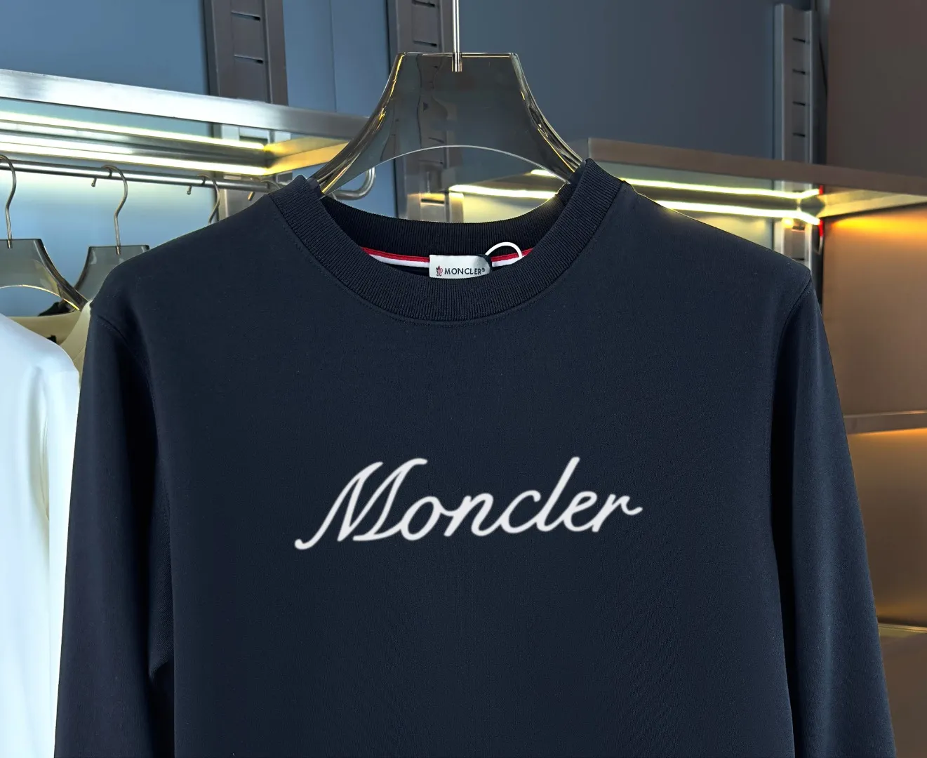 P210 High-version sweatshirt) [Long-term stock] 〖𝐌𝐎𝐍𝐂𝐋𝐄𝐑~Mask〗 Made of 440g heavy-weight fabric. It is different from the market currency. It can be matched with any variety and is properly handsome. 😎The whole dress is made of double waistcoats. The double waistcoats make the whole dress more three-dimensional. Not ordinary factories can do such fine work. 2025 Spring runway version of the T stage, on sale at the counter, round neck terry sweatshirt, high-end double-strand pure cotton, custom-made stretch ribs, dyed in the same vat, complete with three standards, matched with exquisite embroidered LOGO on the chest, simple and advanced, same style for men and women. Color: black, apricot, white, size: S M L XL 2XL