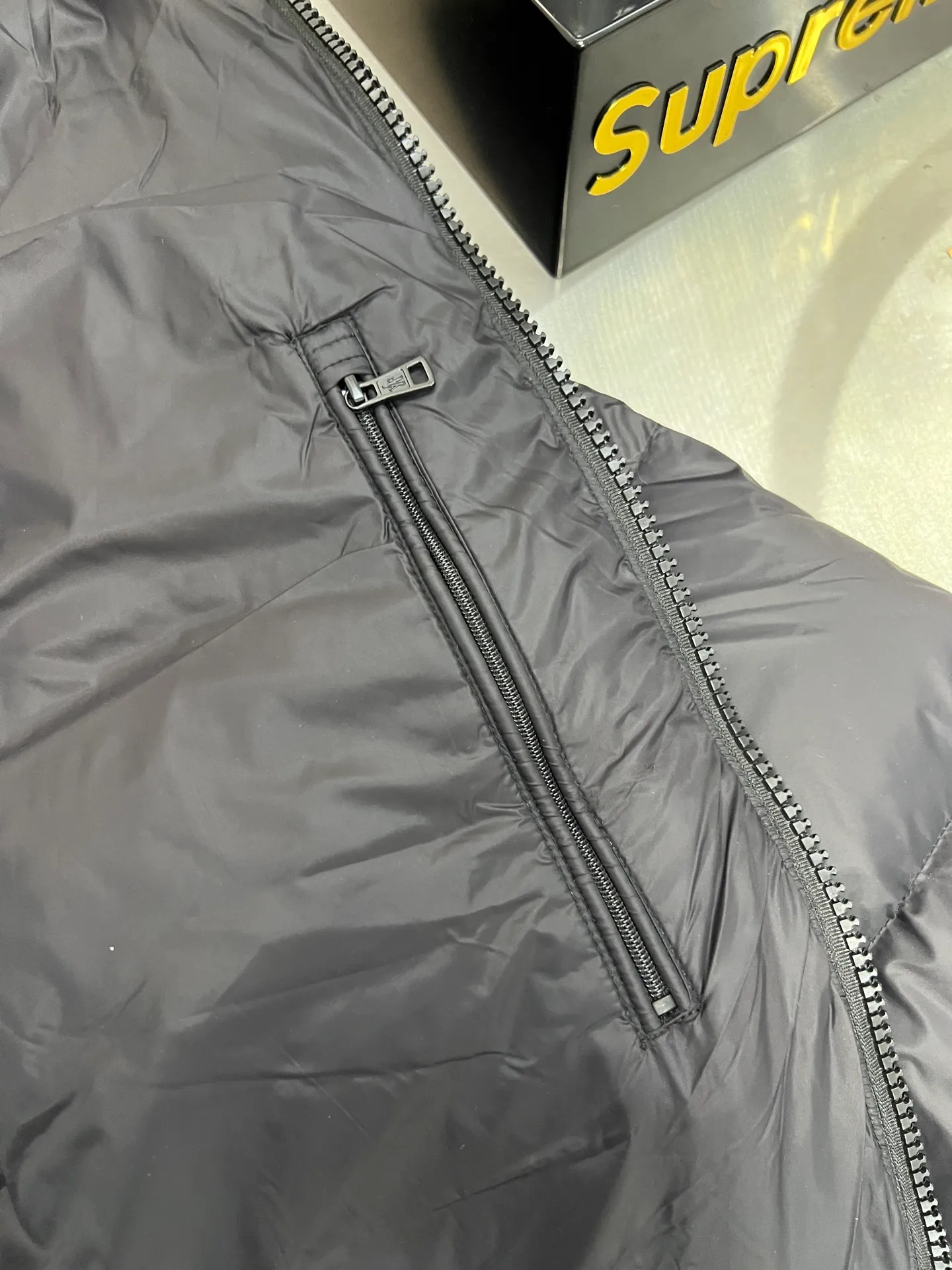 P800 Moncler autumn and winter new big label stand collar down jacket. Original customized hardware accessories. All imported original customization. Absolutely high quality. Full and fluffy. Super heavy-duty fabric. Excellent workmanship. Perfect version. Fabric is super comfortable. Same style for men and women. Color: black and sky blue. Size: 12345