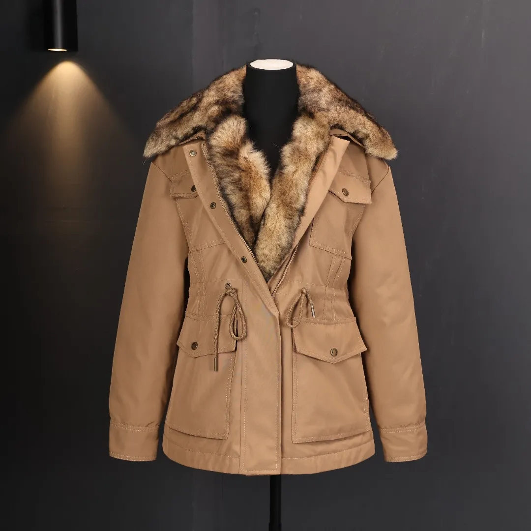 P1900 Moncler Chalus fur collar down jacket The Moncler Chalus series down jacket is made of high-quality nylon fabric and filled with 90% white goose down, which has perfect warmth retention! It has a detachable shearling fur collar, and the caramel tone is super gentle, adding to the autumn and winter atmosphere. Multi-pocket design makes storage easy, and the drawstring waist makes it slim and stylish. It is both practical and fashionable, suitable for commuting or outdoors, and is more comfortable to wear in cold areas.