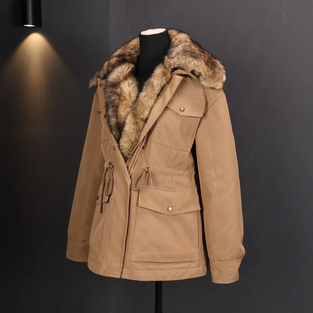 P1900 Moncler Chalus fur collar down jacket The Moncler Chalus series down jacket is made of high-quality nylon fabric and filled with 90% white goose down, which has perfect warmth retention! It has a detachable shearling fur collar, and the caramel tone is super gentle, adding to the autumn and winter atmosphere. Multi-pocket design makes storage easy, and the drawstring waist makes it slim and stylish. It is both practical and fashionable, suitable for commuting or outdoors, and is more comfortable to wear in cold areas.