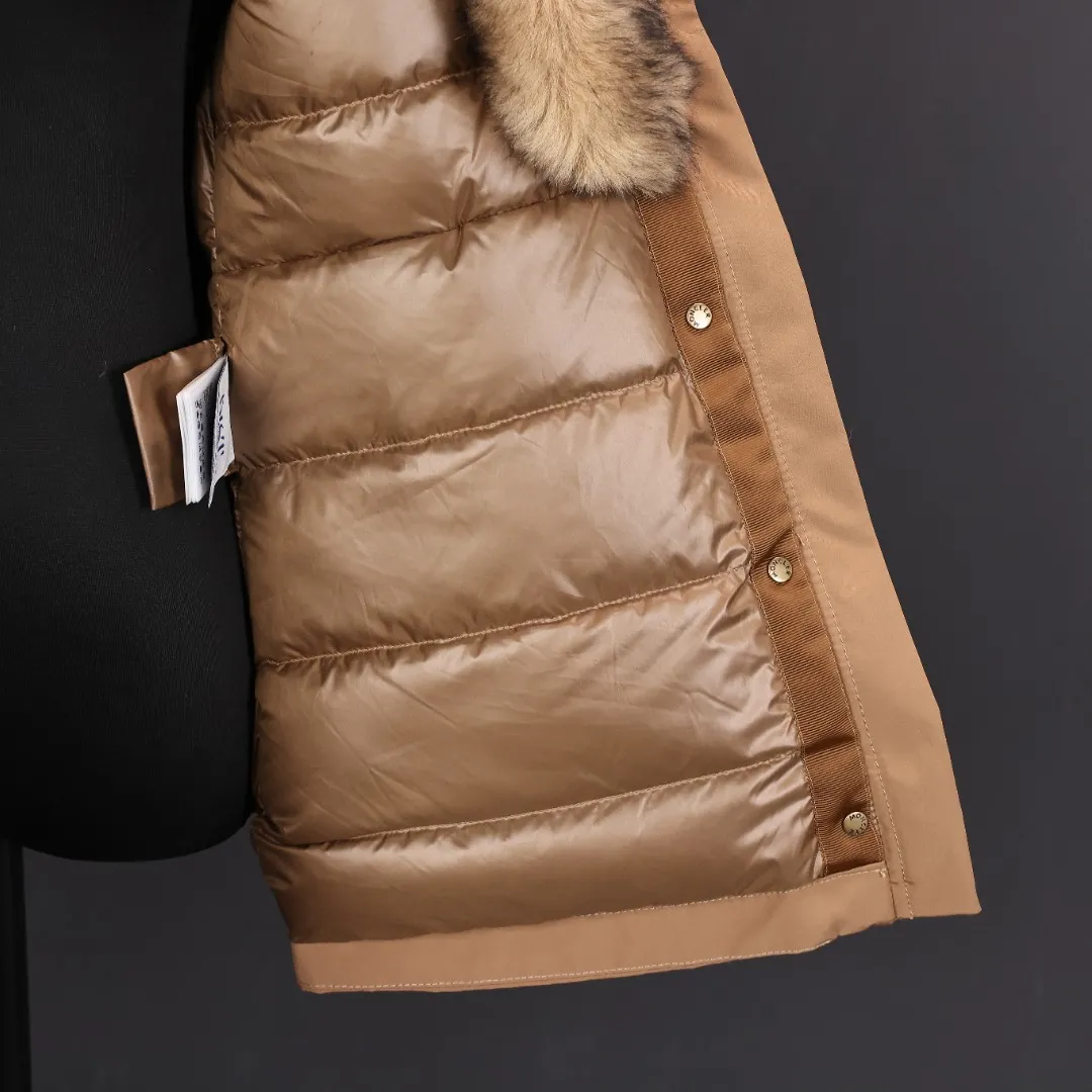 P1900 Moncler Chalus fur collar down jacket The Moncler Chalus series down jacket is made of high-quality nylon fabric and filled with 90% white goose down, which has perfect warmth retention! It has a detachable shearling fur collar, and the caramel tone is super gentle, adding to the autumn and winter atmosphere. Multi-pocket design makes storage easy, and the drawstring waist makes it slim and stylish. It is both practical and fashionable, suitable for commuting or outdoors, and is more comfortable to wear in cold areas.