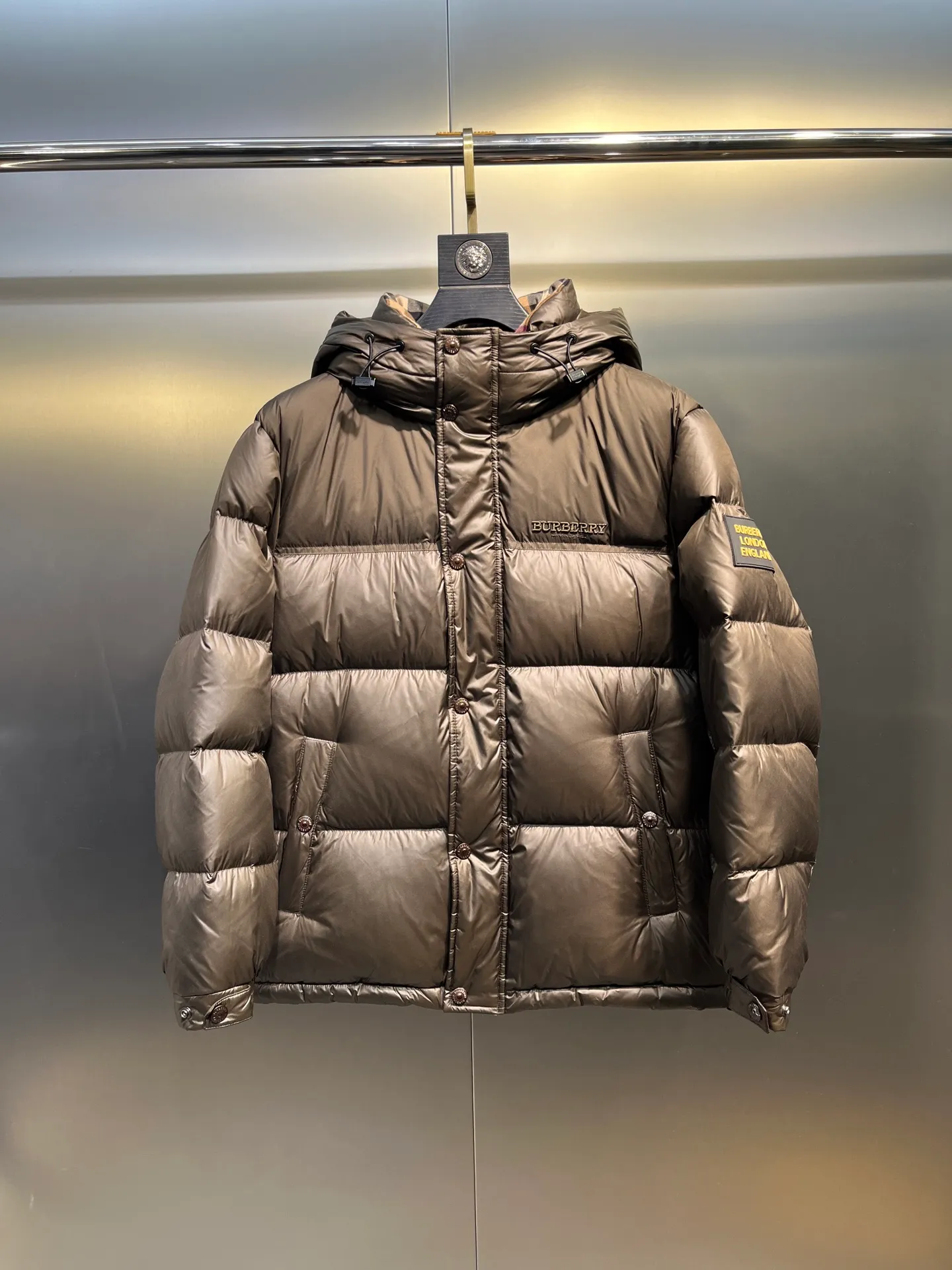 P1020 moncler🌟 2025 Autumn and Winter New Down Jacket Original customized hardware accessories are all imported and original customized. Welcome to compare. Absolutely high quality. Made of top-grade 90 white duck down. Super soft. Filled with fluffy and full feathers. Super heavy workmanship. The fabric is well-crafted. The pattern is perfect. Note that the fabric is super comfortable. Exclusive model. Non-market goods. Same sizes for men and women.  size：46 48 50 52 54