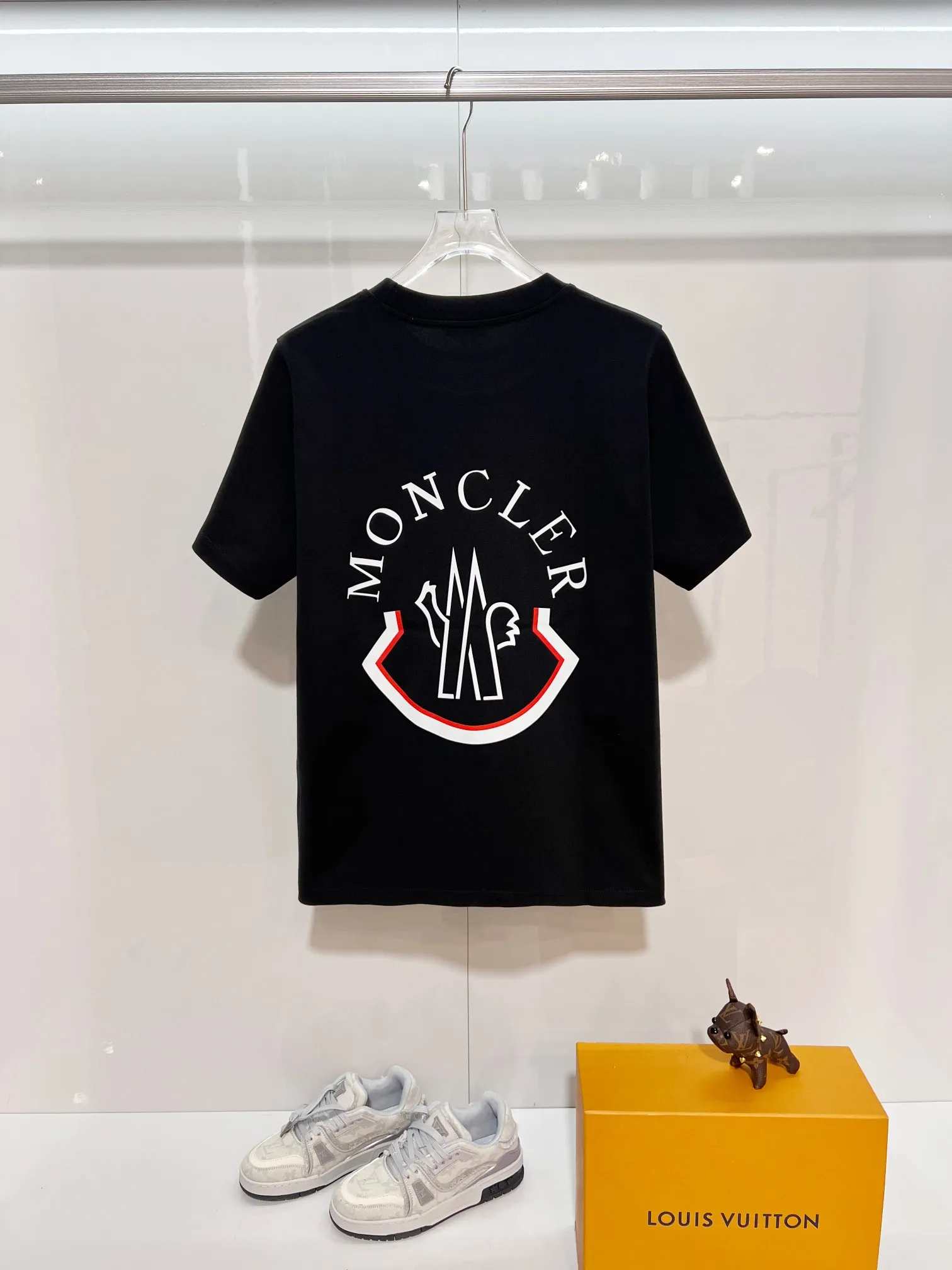 P150 MONCLER/Muzzled 300g pure cotton round neck short-sleeved T-shirt Brand classic Three-dimensional offset letter LOGO embossing process 2025ss official synchronization High version High quality Fashion personality Versatile trend Pure original quality Original fabric Hang tag Collar label Washed wheat Complete three standards Color: Black. White. Size: S M L XL XXL