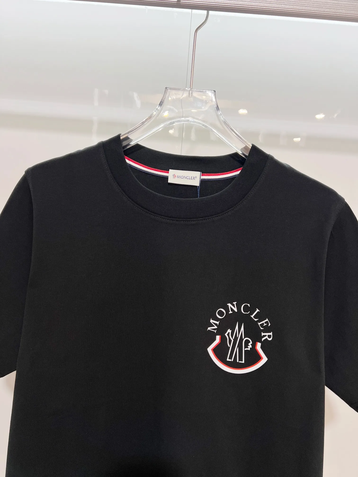 P150 MONCLER/Muzzled 300g pure cotton round neck short-sleeved T-shirt Brand classic Three-dimensional offset letter LOGO embossing process 2025ss official synchronization High version High quality Fashion personality Versatile trend Pure original quality Original fabric Hang tag Collar label Washed wheat Complete three standards Color: Black. White. Size: S M L XL XXL