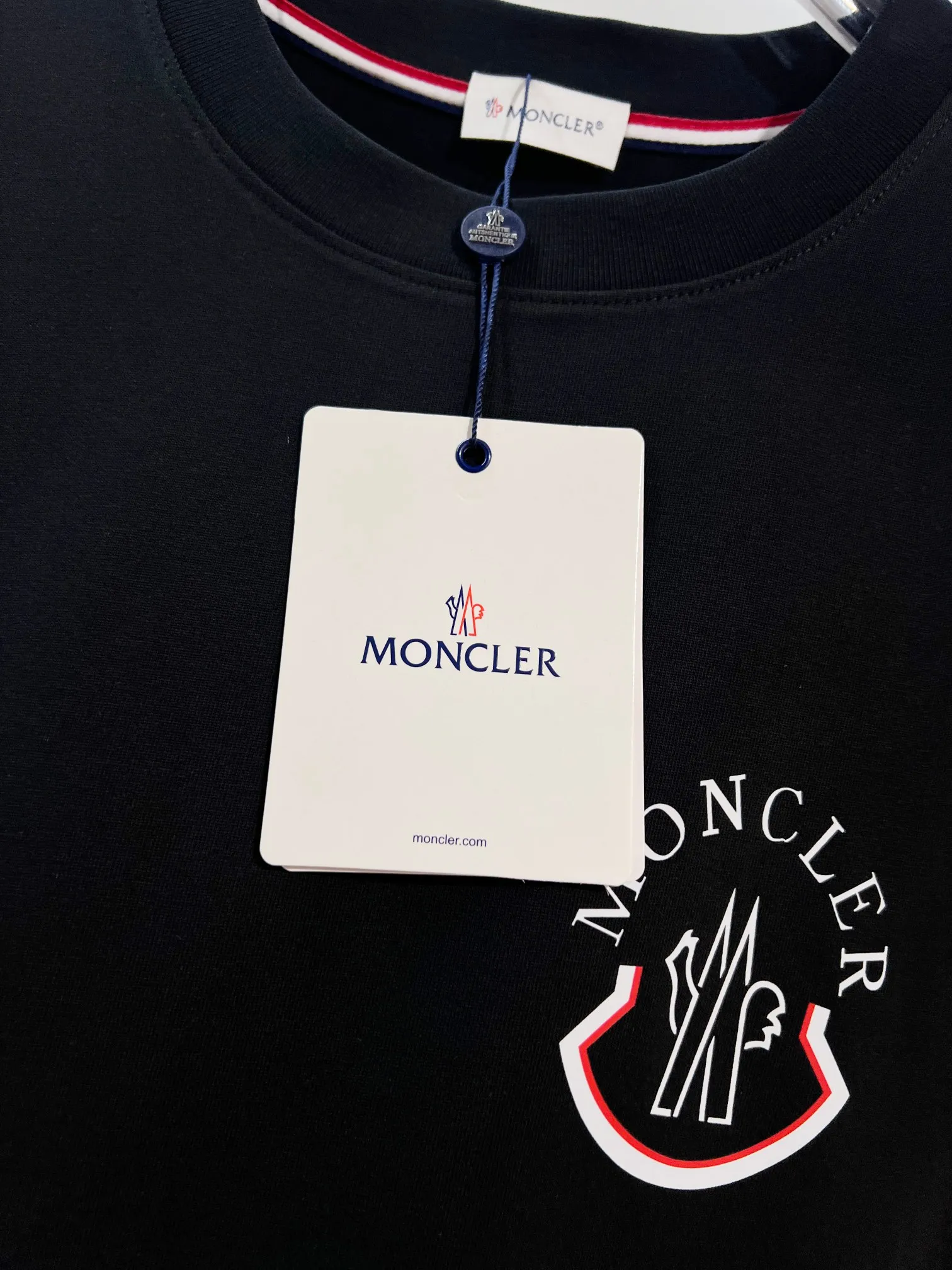 P150 MONCLER/Muzzled 300g pure cotton round neck short-sleeved T-shirt Brand classic Three-dimensional offset letter LOGO embossing process 2025ss official synchronization High version High quality Fashion personality Versatile trend Pure original quality Original fabric Hang tag Collar label Washed wheat Complete three standards Color: Black. White. Size: S M L XL XXL