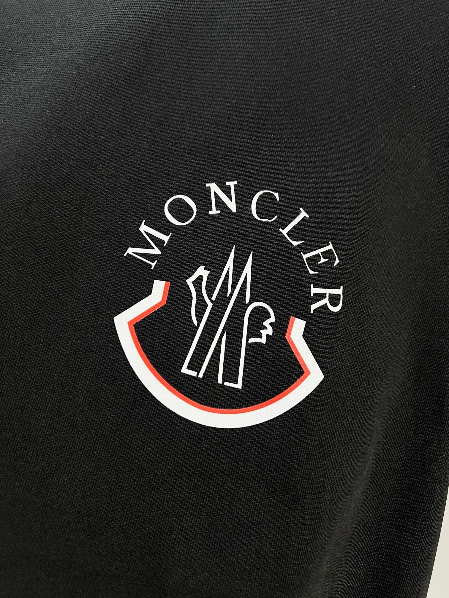 P150 MONCLER/Muzzled 300g pure cotton round neck short-sleeved T-shirt Brand classic Three-dimensional offset letter LOGO embossing process 2025ss official synchronization High version High quality Fashion personality Versatile trend Pure original quality Original fabric Hang tag Collar label Washed wheat Complete three standards Color: Black. White. Size: S M L XL XXL
