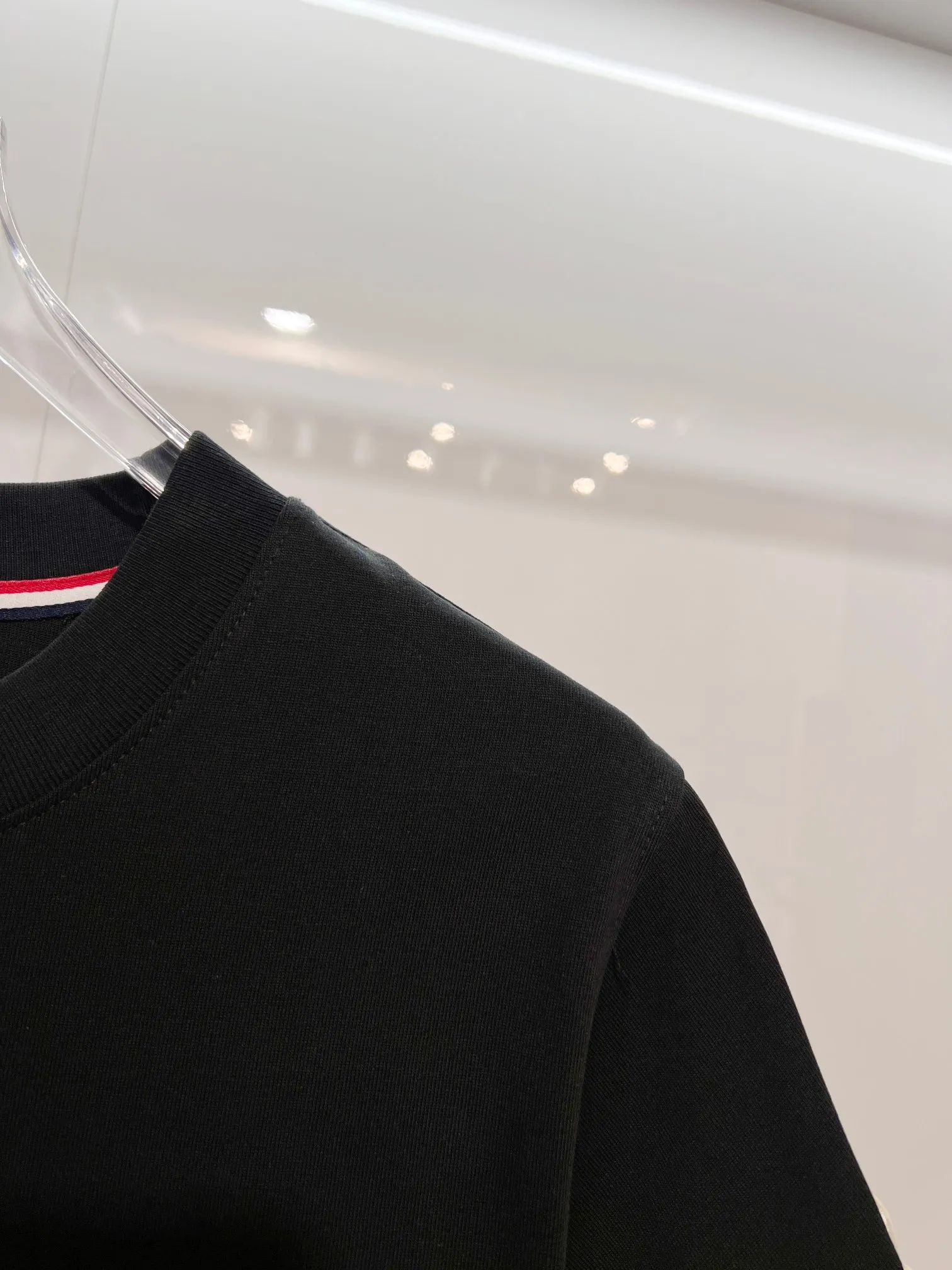 P150 MONCLER/Muzzled 300g pure cotton round neck short-sleeved T-shirt Brand classic Three-dimensional offset letter LOGO embossing process 2025ss official synchronization High version High quality Fashion personality Versatile trend Pure original quality Original fabric Hang tag Collar label Washed wheat Complete three standards Color: Black. White. Size: S M L XL XXL