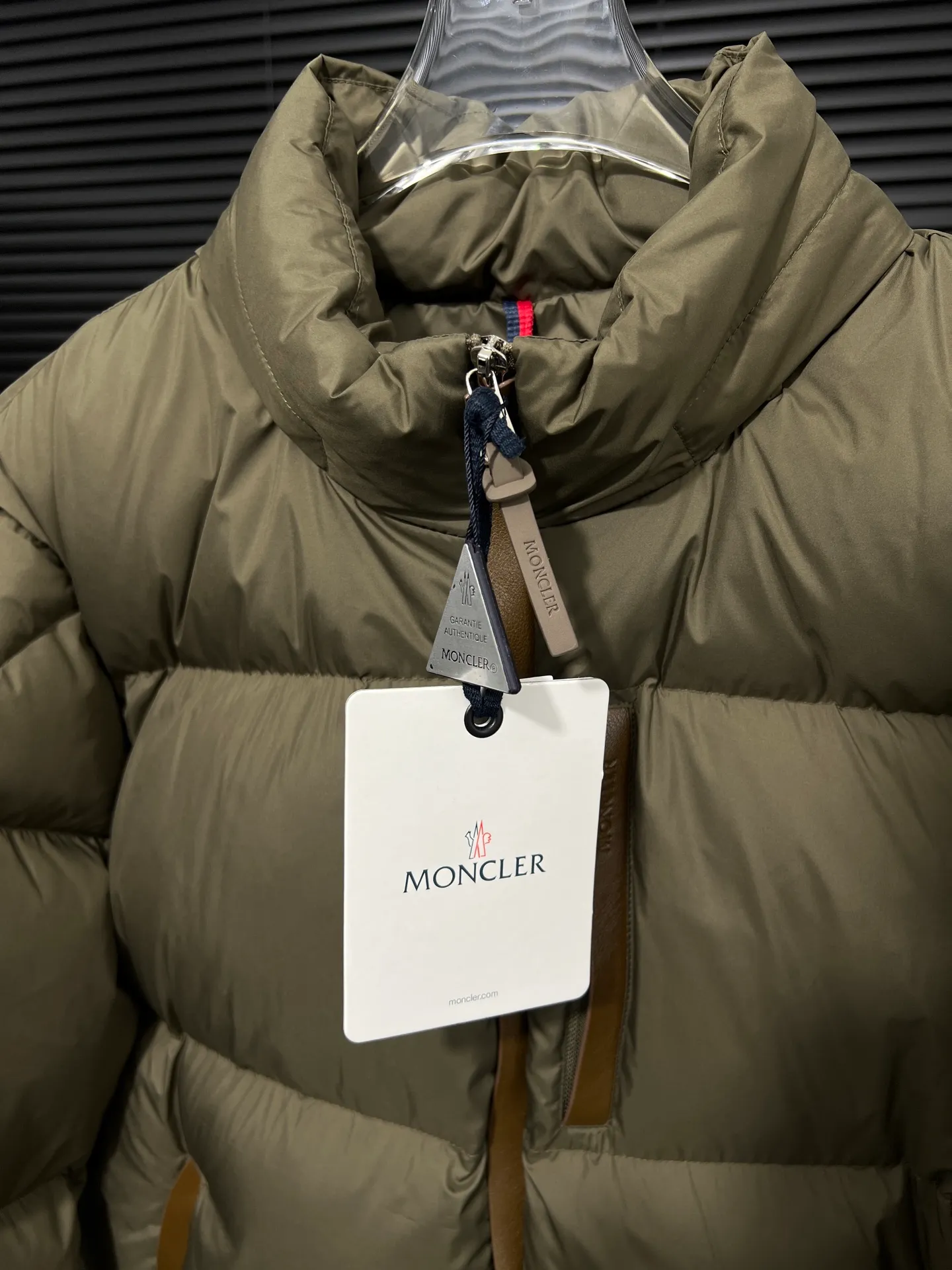 P820 ​​Moncler's new besbre zipper stand collar is a new fashionable stand collar down for autumn and winter. The overall design is simple and beautiful, and it is also very versatile and suitable for any occasion. Pair it with one inside, which is fashionable, age-reducing and warm. The body is decorated with leather zipper design pockets, which is fashionable and high-end. The sleeve arms are embellished with the brand's iconic logo, which not only highlights the brand's charm, but also has a high degree of recognition. The luxurious and low-key design is simply great! Powerful functionality brings warmth to cold winters, is windproof and waterproof, and is filled with 90% velvet content, allowing you to feel warm even on sub-zero nights. Color: Khaki Black Size: 12345