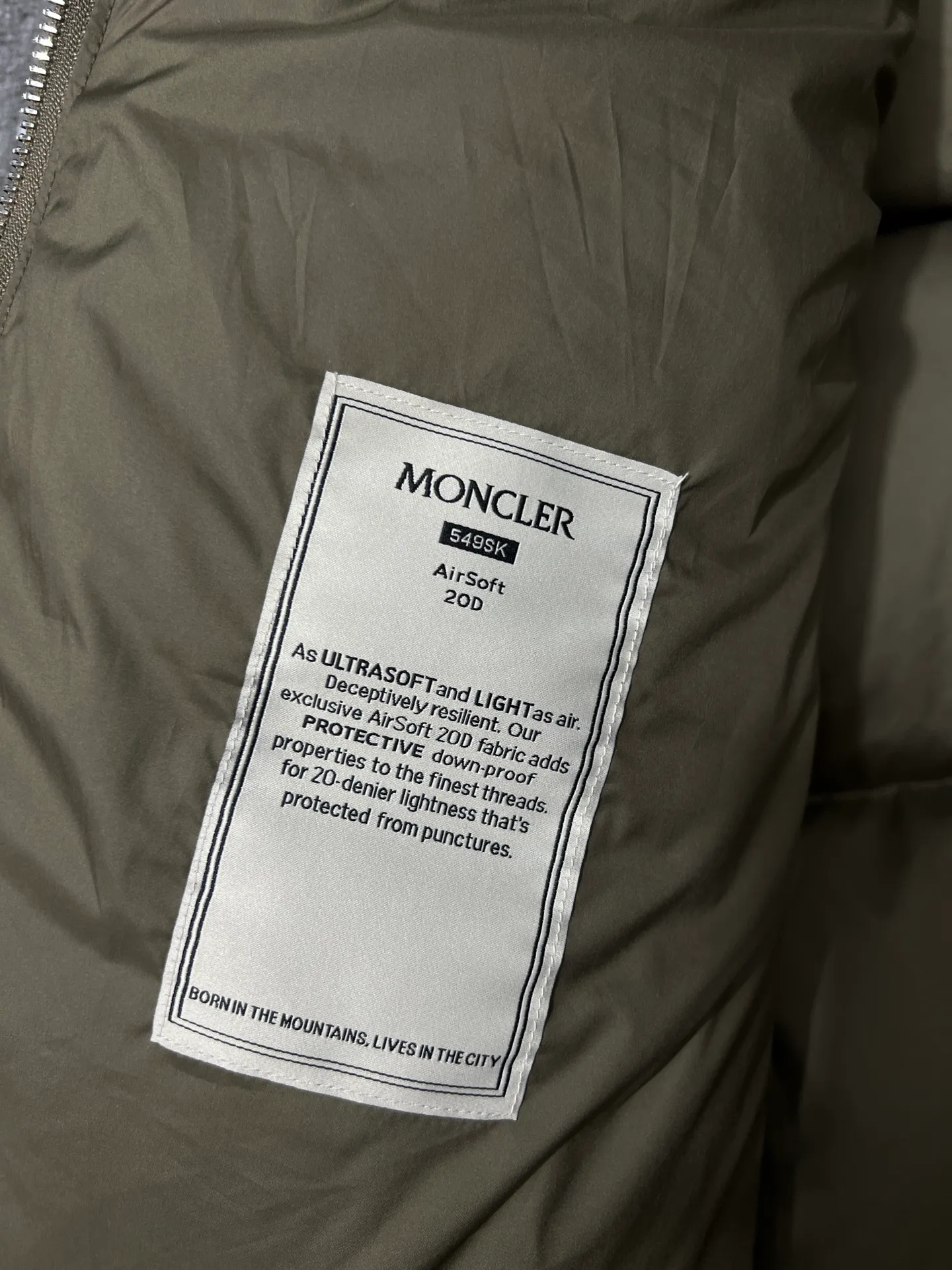 P820 ​​Moncler's new besbre zipper stand collar is a new fashionable stand collar down for autumn and winter. The overall design is simple and beautiful, and it is also very versatile and suitable for any occasion. Pair it with one inside, which is fashionable, age-reducing and warm. The body is decorated with leather zipper design pockets, which is fashionable and high-end. The sleeve arms are embellished with the brand's iconic logo, which not only highlights the brand's charm, but also has a high degree of recognition. The luxurious and low-key design is simply great! Powerful functionality brings warmth to cold winters, is windproof and waterproof, and is filled with 90% velvet content, allowing you to feel warm even on sub-zero nights. Color: Khaki Black Size: 12345