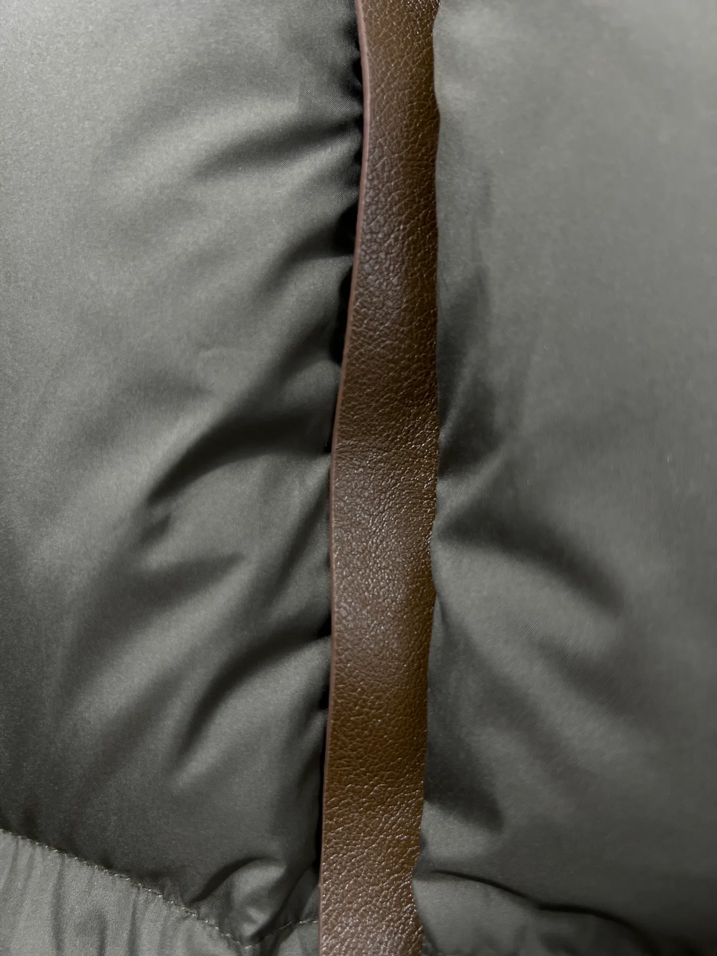 P820 ​​Moncler's new besbre zipper stand collar is a new fashionable stand collar down for autumn and winter. The overall design is simple and beautiful, and it is also very versatile and suitable for any occasion. Pair it with one inside, which is fashionable, age-reducing and warm. The body is decorated with leather zipper design pockets, which is fashionable and high-end. The sleeve arms are embellished with the brand's iconic logo, which not only highlights the brand's charm, but also has a high degree of recognition. The luxurious and low-key design is simply great! Powerful functionality brings warmth to cold winters, is windproof and waterproof, and is filled with 90% velvet content, allowing you to feel warm even on sub-zero nights. Color: Khaki Black Size: 12345