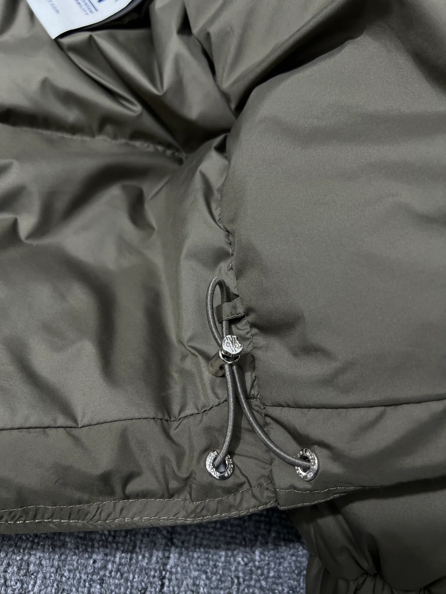 P820 ​​Moncler's new besbre zipper stand collar is a new fashionable stand collar down for autumn and winter. The overall design is simple and beautiful, and it is also very versatile and suitable for any occasion. Pair it with one inside, which is fashionable, age-reducing and warm. The body is decorated with leather zipper design pockets, which is fashionable and high-end. The sleeve arms are embellished with the brand's iconic logo, which not only highlights the brand's charm, but also has a high degree of recognition. The luxurious and low-key design is simply great! Powerful functionality brings warmth to cold winters, is windproof and waterproof, and is filled with 90% velvet content, allowing you to feel warm even on sub-zero nights. Color: Khaki Black Size: 12345