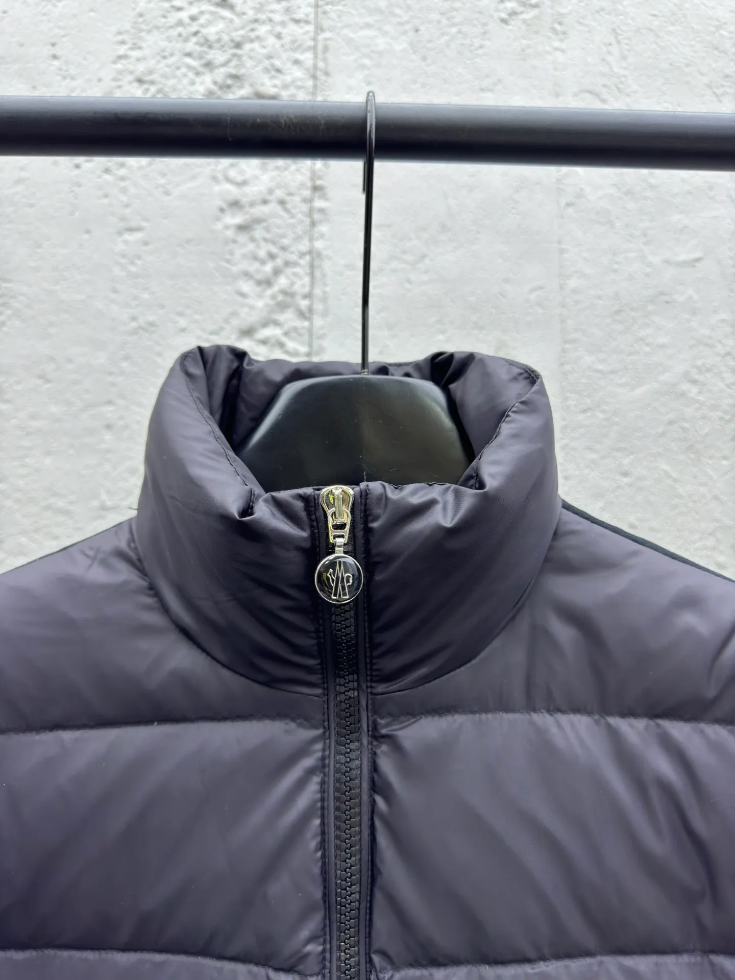 P580 Moncler home 24 autumn and winter new style, stand-up collar pure cotton splicing down jacket, elegant stand-up collar design, pure cotton patch logo sleeves splicing bread down vest, the upper body is cool and age-reducing, warm and practical, the milky color upper body is super age-reducing, the whole Korean drama daughter-in-law, sweet and salty, age-reducing girlish feeling is easy to handle. Style number: A74# Color: black white Size: S M L XL