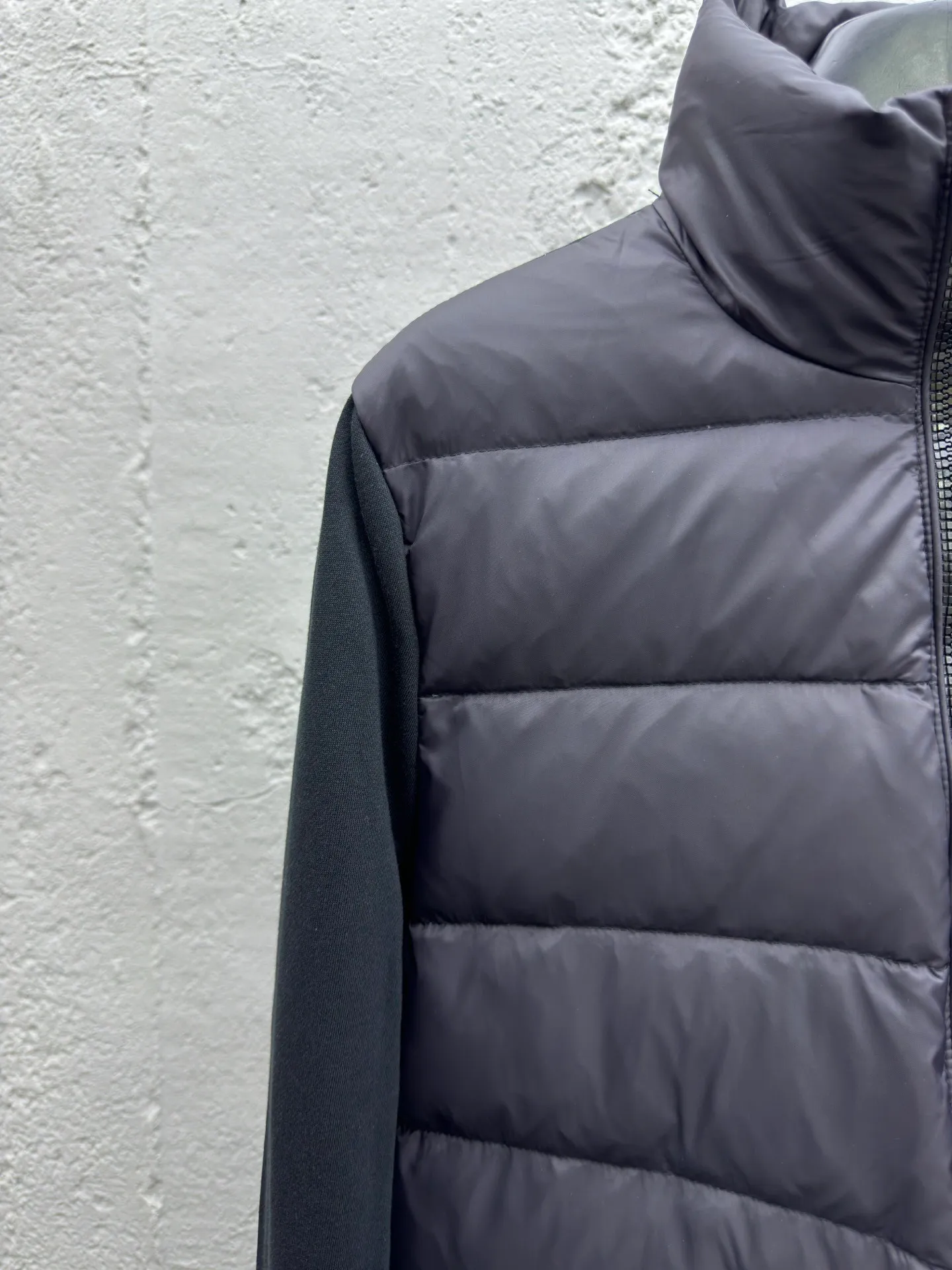 P580 Moncler home 24 autumn and winter new style, stand-up collar pure cotton splicing down jacket, elegant stand-up collar design, pure cotton patch logo sleeves splicing bread down vest, the upper body is cool and age-reducing, warm and practical, the milky color upper body is super age-reducing, the whole Korean drama daughter-in-law, sweet and salty, age-reducing girlish feeling is easy to handle. Style number: A74# Color: black white Size: S M L XL