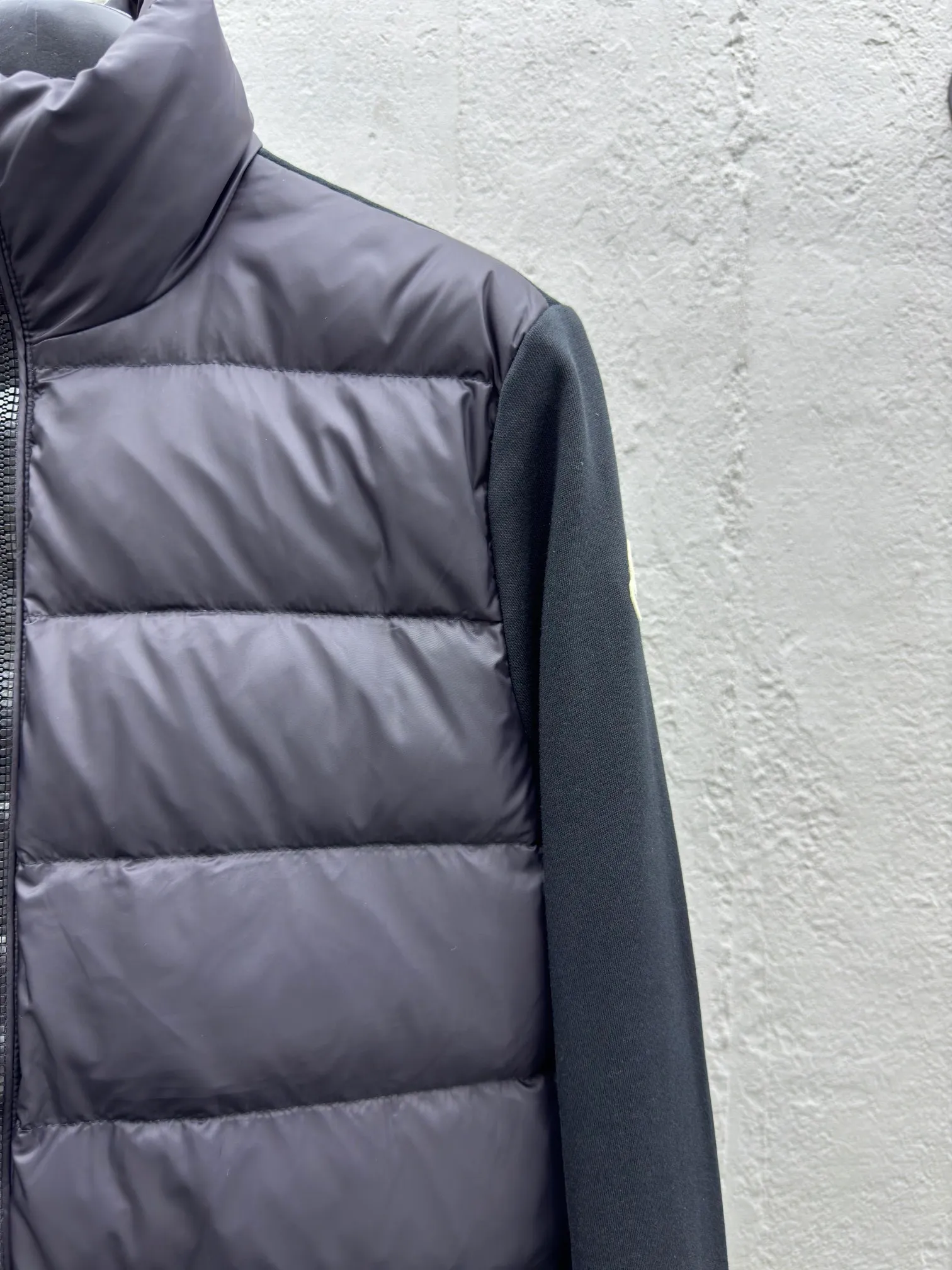 P580 Moncler home 24 autumn and winter new style, stand-up collar pure cotton splicing down jacket, elegant stand-up collar design, pure cotton patch logo sleeves splicing bread down vest, the upper body is cool and age-reducing, warm and practical, the milky color upper body is super age-reducing, the whole Korean drama daughter-in-law, sweet and salty, age-reducing girlish feeling is easy to handle. Style number: A74# Color: black white Size: S M L XL