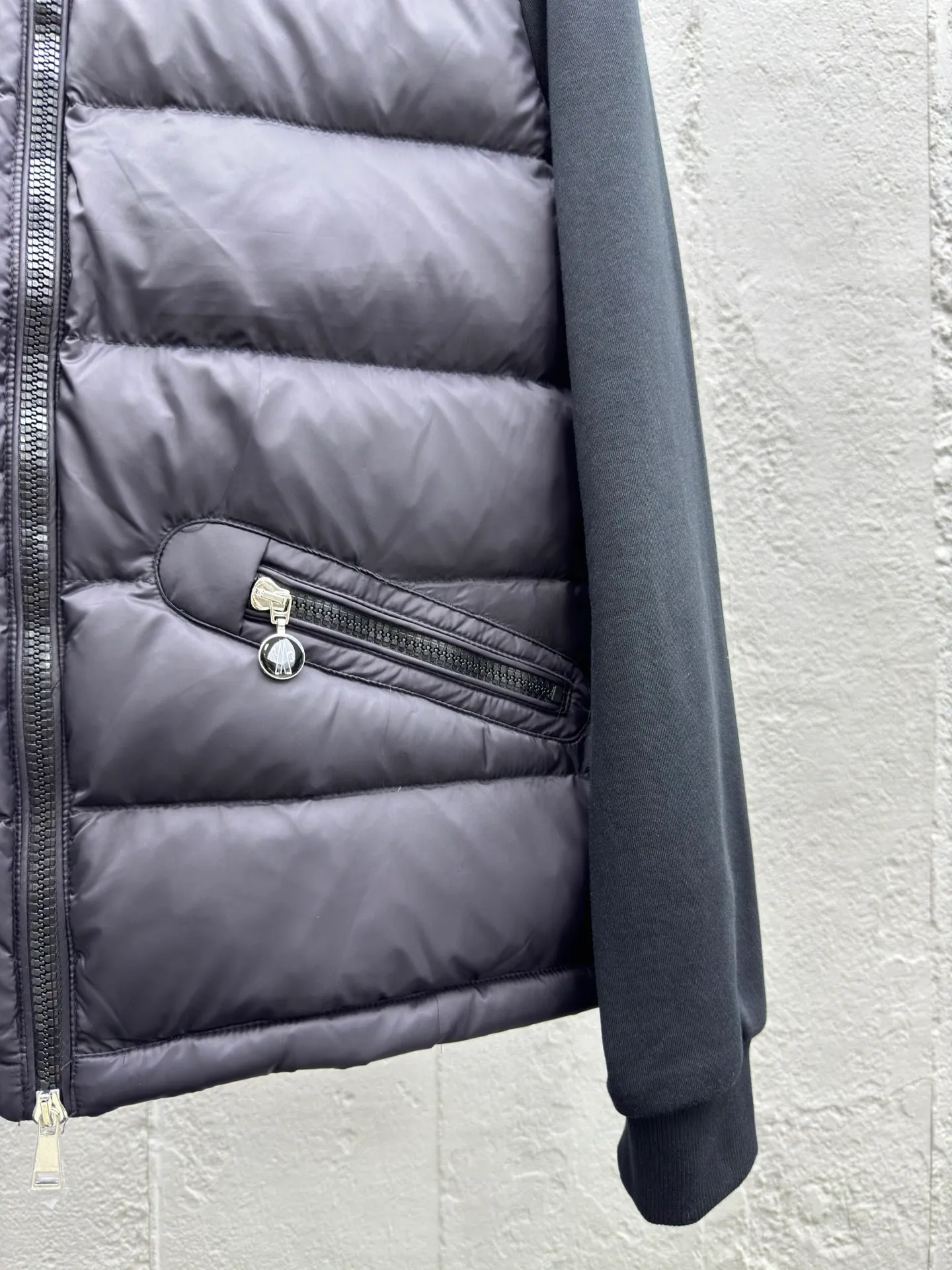 P580 Moncler home 24 autumn and winter new style, stand-up collar pure cotton splicing down jacket, elegant stand-up collar design, pure cotton patch logo sleeves splicing bread down vest, the upper body is cool and age-reducing, warm and practical, the milky color upper body is super age-reducing, the whole Korean drama daughter-in-law, sweet and salty, age-reducing girlish feeling is easy to handle. Style number: A74# Color: black white Size: S M L XL