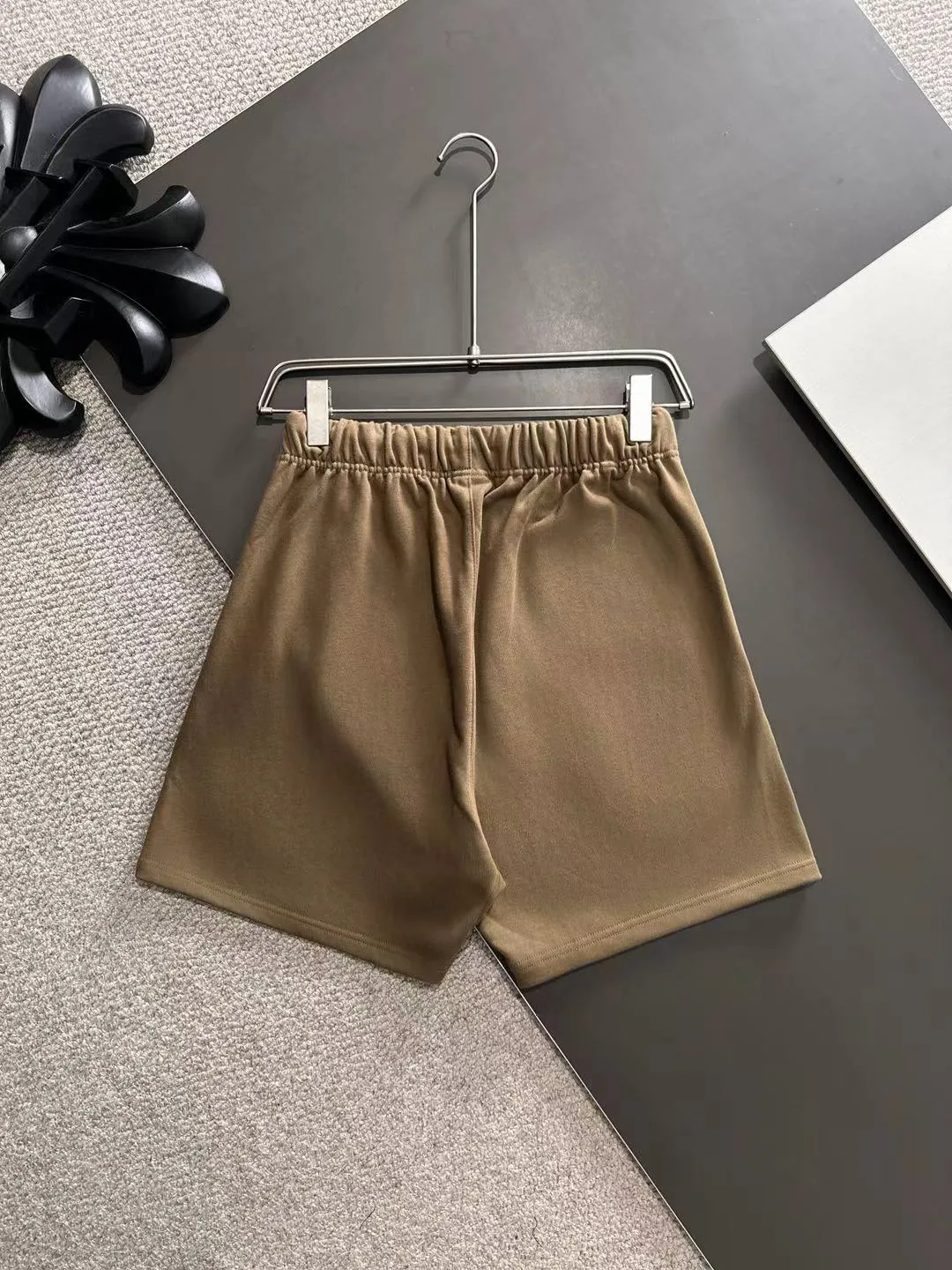 Next day shipment P300 High quality MONCLER/muzzle 2025 spring and summer new style high-definition elastic band casual solid color loose shorts, made with machines imported from Italy. The hem of the trousers is stitched with two needles. The stitching is fine and firm. The fabric is customized at the counter and has high breathability and comfort. The details are impeccable. The brand element design concept reflects high quality. It feels delicate and soft! It presents a casual cut and the upper body shape is great! Size: S-XXL