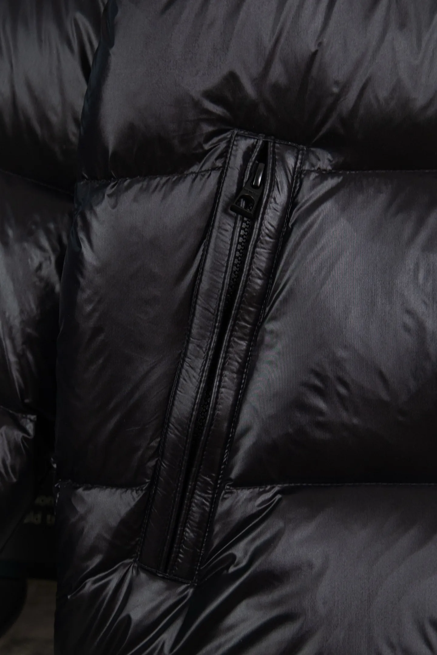 P920 top version of Moncler's new Tripiti men's short down jacket. The Tripiti down jacket is made of functional shiny nylon fabric, which is comfortable and warm without being heavy. Chenille logo patch highlights the essence of the brand. Style number: Dabiao 1952 Size: 12345 Color: black white