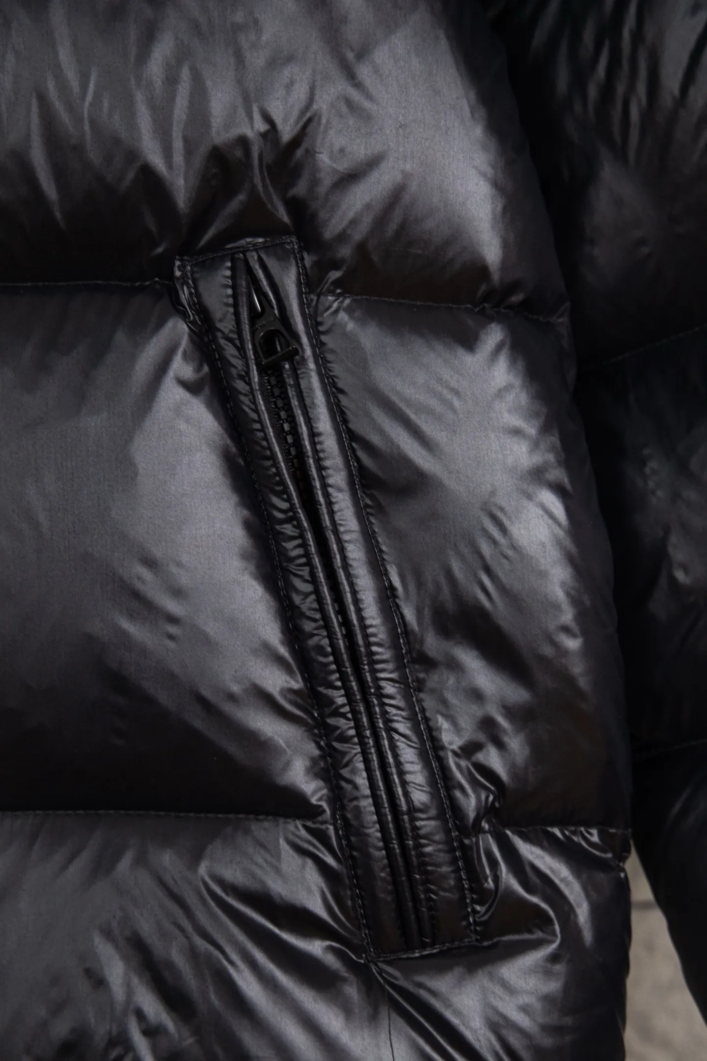 P920 top version of Moncler's new Tripiti men's short down jacket. The Tripiti down jacket is made of functional shiny nylon fabric, which is comfortable and warm without being heavy. Chenille logo patch highlights the essence of the brand. Style number: Dabiao 1952 Size: 12345 Color: black white