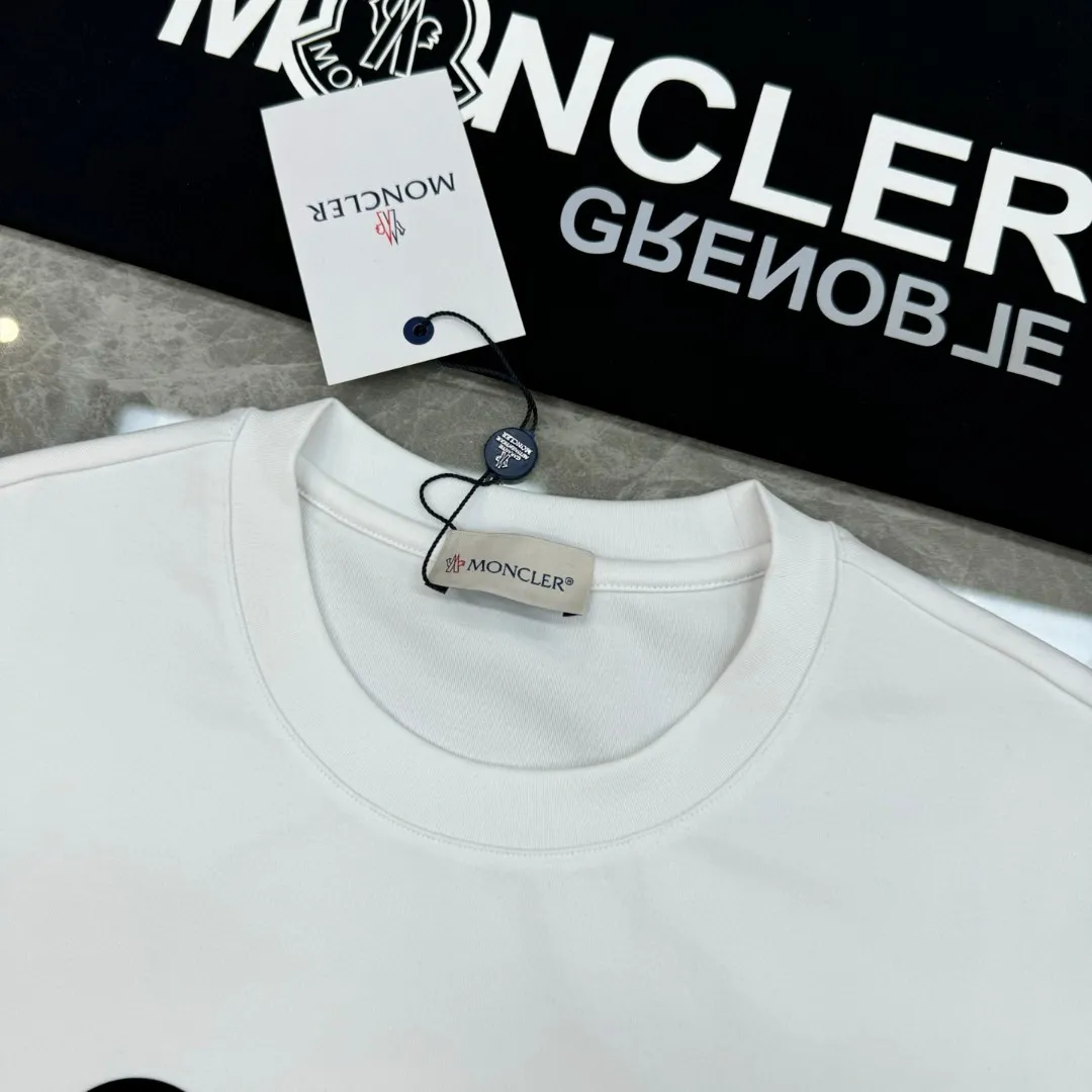 P150 Moncler Mouth Covered 25s New Salona + Pure Cotton T-shirt. Brand letter logo printing. Clean, refreshing, simple and generous. Recommended items for any age [Fireworks] regular version! Custom-made 260g Solona fabric, the surface is skin-friendly and smooth, and the fit is as comfortable as a baby! Color: Black. White. Size: s-xxl