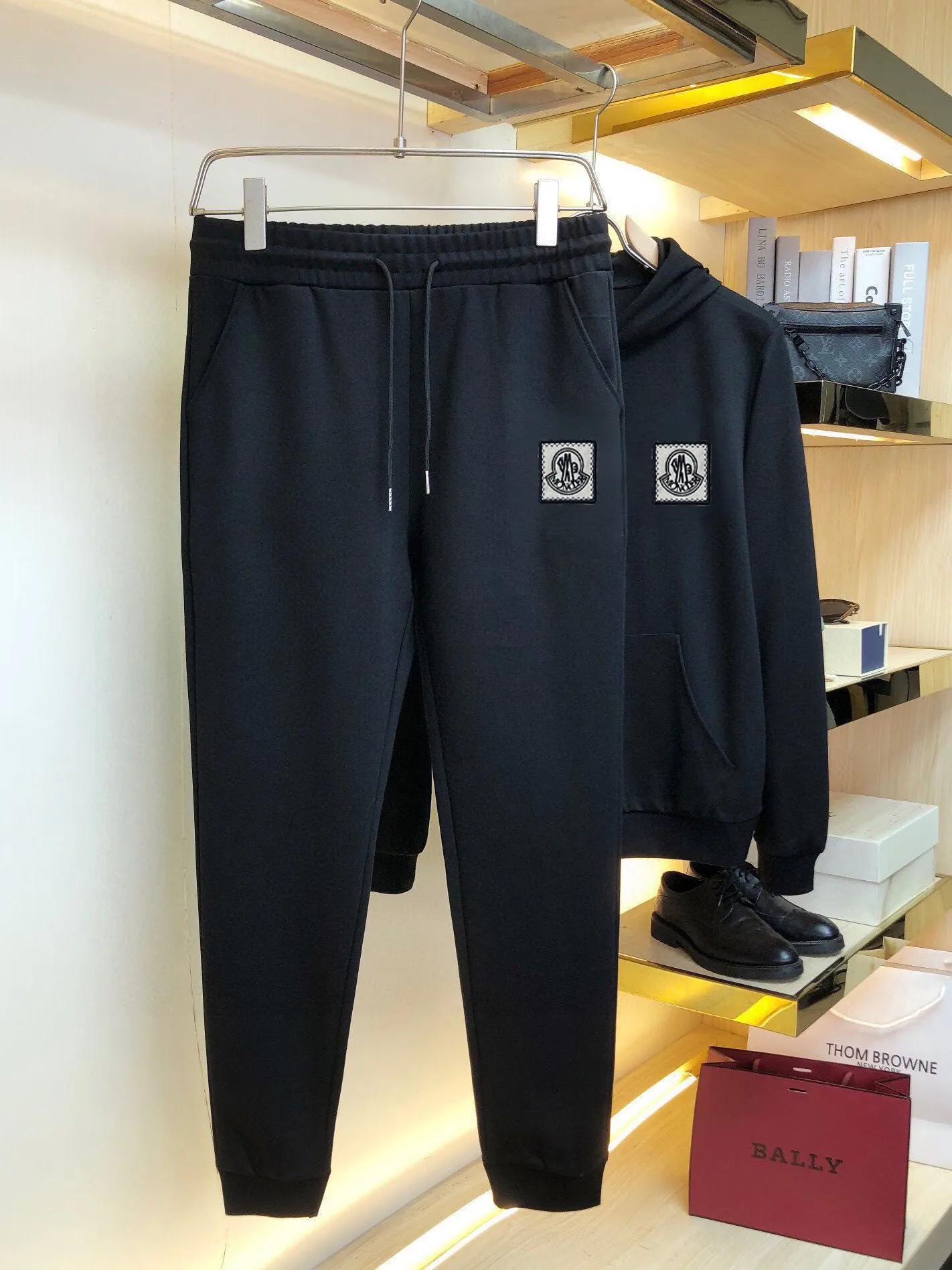 P380 💰 [MONCLER Mouth Covering] (Gospel for Fatty) hot-selling suit is coming. Focus on the original version of the official website. 2025 new hot-selling sweatshirt suit. The original order is hard to buy🇭🇰. It is the meticulous work of top designers for a fitting and perfect upper body effect. All-natural high-quality Roman cotton 100%, close-fitting comfort, noble and elegant! Original hardware embodies elegance and nobility! Counter size: M-5XL (maximum wear up to 220 pounds)