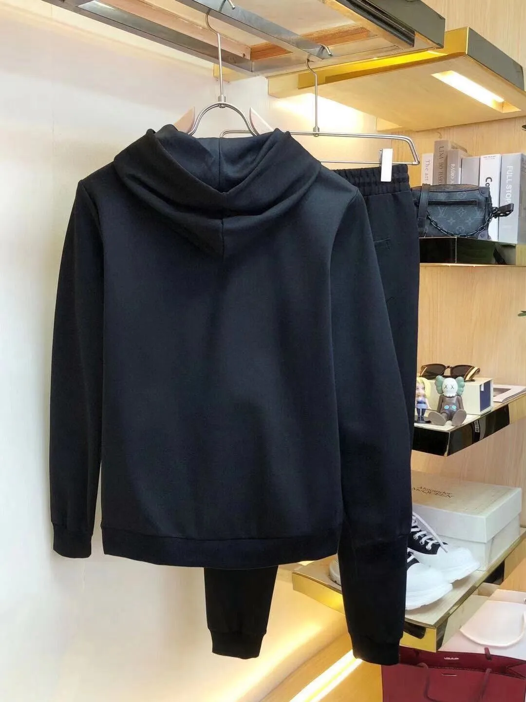 P380 💰 [MONCLER Mouth Covering] (Gospel for Fatty) hot-selling suit is coming. Focus on the original version of the official website. 2025 new hot-selling sweatshirt suit. The original order is hard to buy🇭🇰. It is the meticulous work of top designers for a fitting and perfect upper body effect. All-natural high-quality Roman cotton 100%, close-fitting comfort, noble and elegant! Original hardware embodies elegance and nobility! Counter size: M-5XL (maximum wear up to 220 pounds)