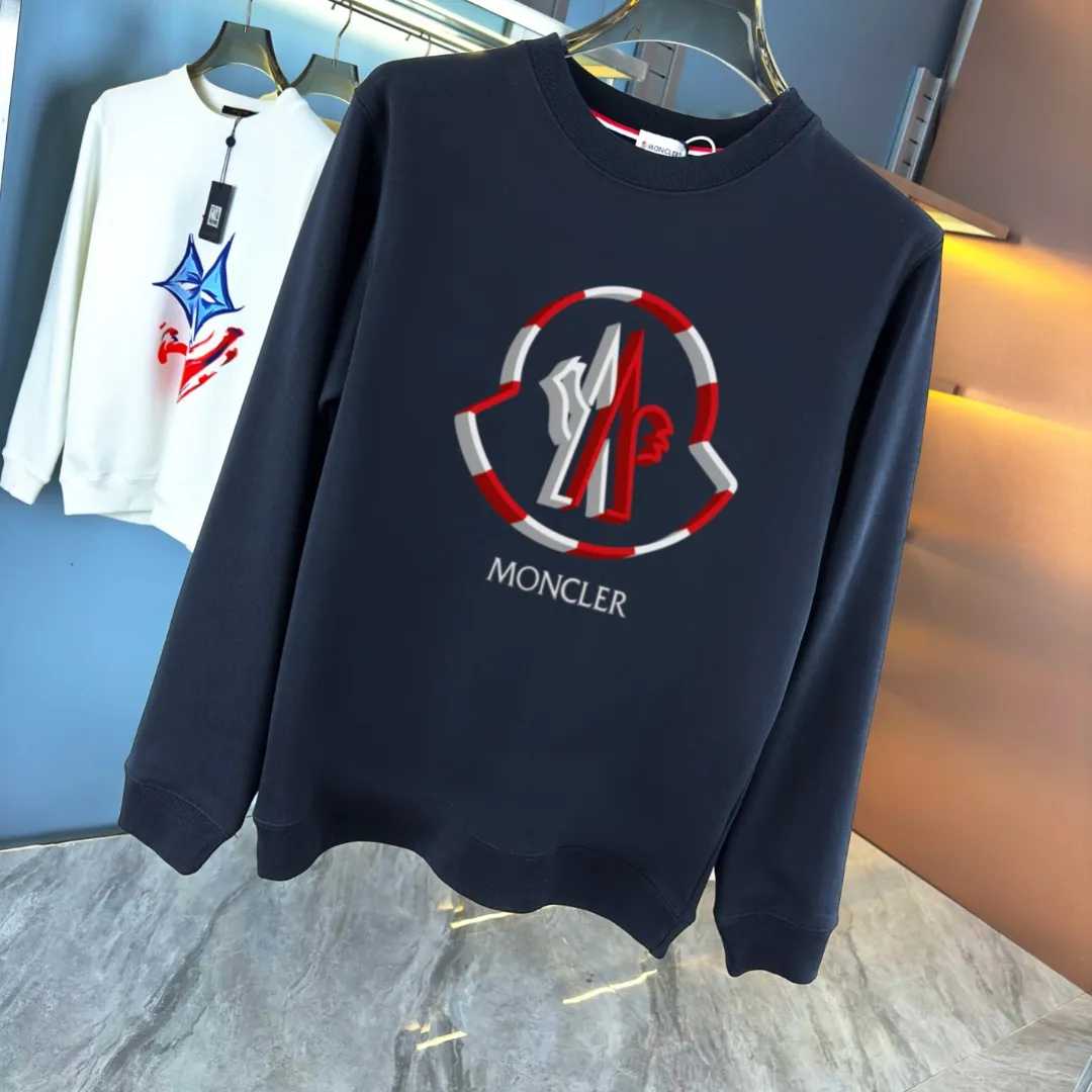P210 High-version sweatshirt) [Long-term stock] 〖𝐌𝐎𝐍𝐂𝐋𝐄𝐑~Mask〗 Made of 440g heavy-weight fabric. It is different from the market currency. It can be matched with any variety and is properly handsome. 😎The whole dress is made of double waistcoats. The double waistcoats make the whole dress more three-dimensional. Not ordinary factories can do such fine work. 2025 Spring runway version of the T stage, on sale at the counter, round neck terry sweatshirt, high-end double-strand pure cotton, custom-made stretch ribs, dyed in the same vat, complete with three standards, matched with exquisite embroidered LOGO on the chest, simple and advanced, same style for men and women. Color: black, apricot, white, size: S M L XL 2XL