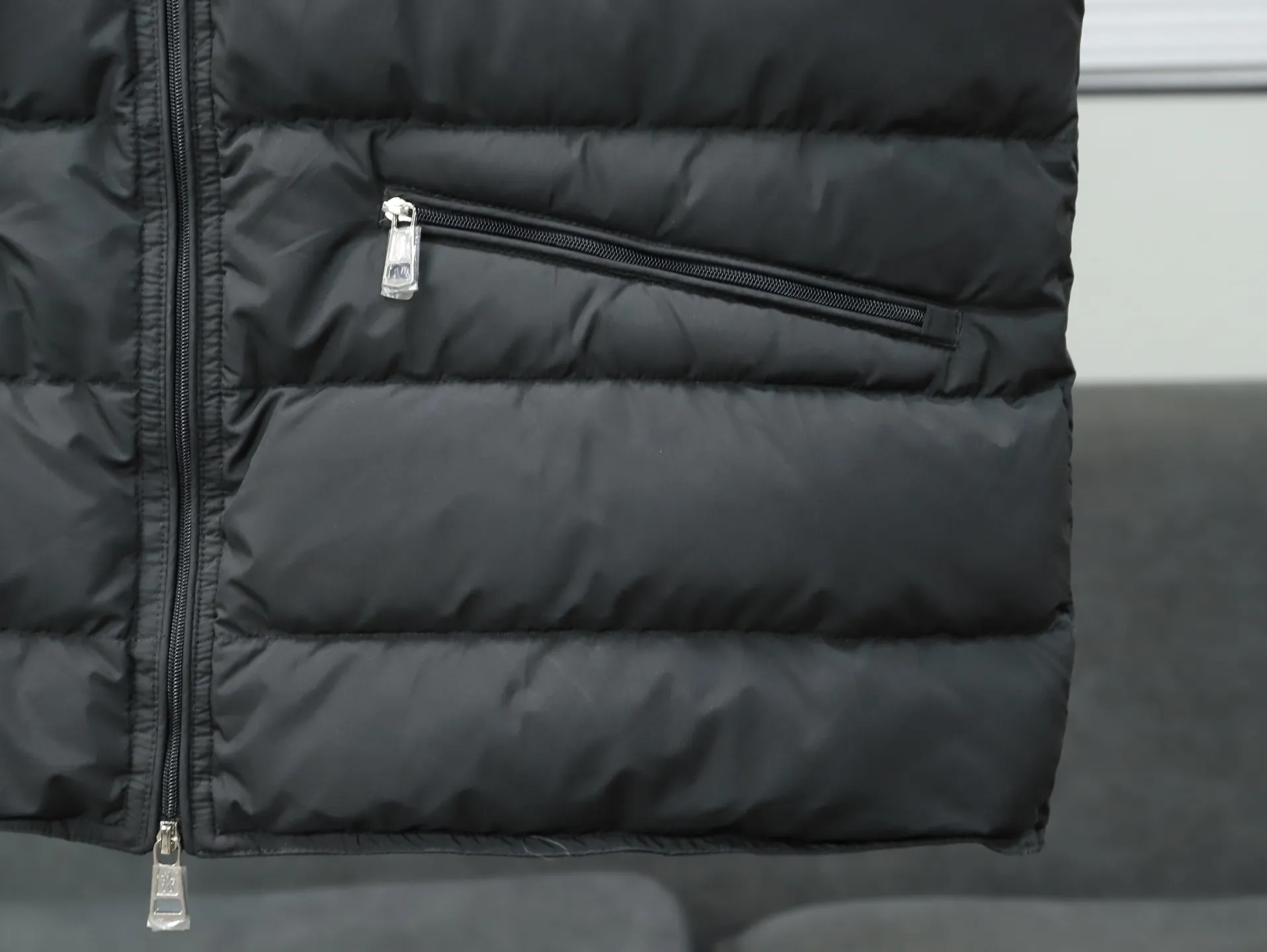 P640 Moncler Gui series GUI ski season stand-up collar light vest vest down jacket Moncler Gui (super light gooseneck) small stand-up collar down vest vest is shipped. Gui is also an evergreen model in the M family. It is officially released every year and sells out every year! Light and comfortable, simple style, practical and easy to wear, it is deeply loved by men and women, and small-sized girls can also easily control it! Gui down vest adopts Longue Made of saison fabric, it is Moncler's classic men's design item.  The Gui down vest is a must-have item for changing seasons, suitable for matching with sweaters, sweatshirts or light jackets. This down vest is made from longue saison fabric, which combines lightweight texture with excellent warmth.