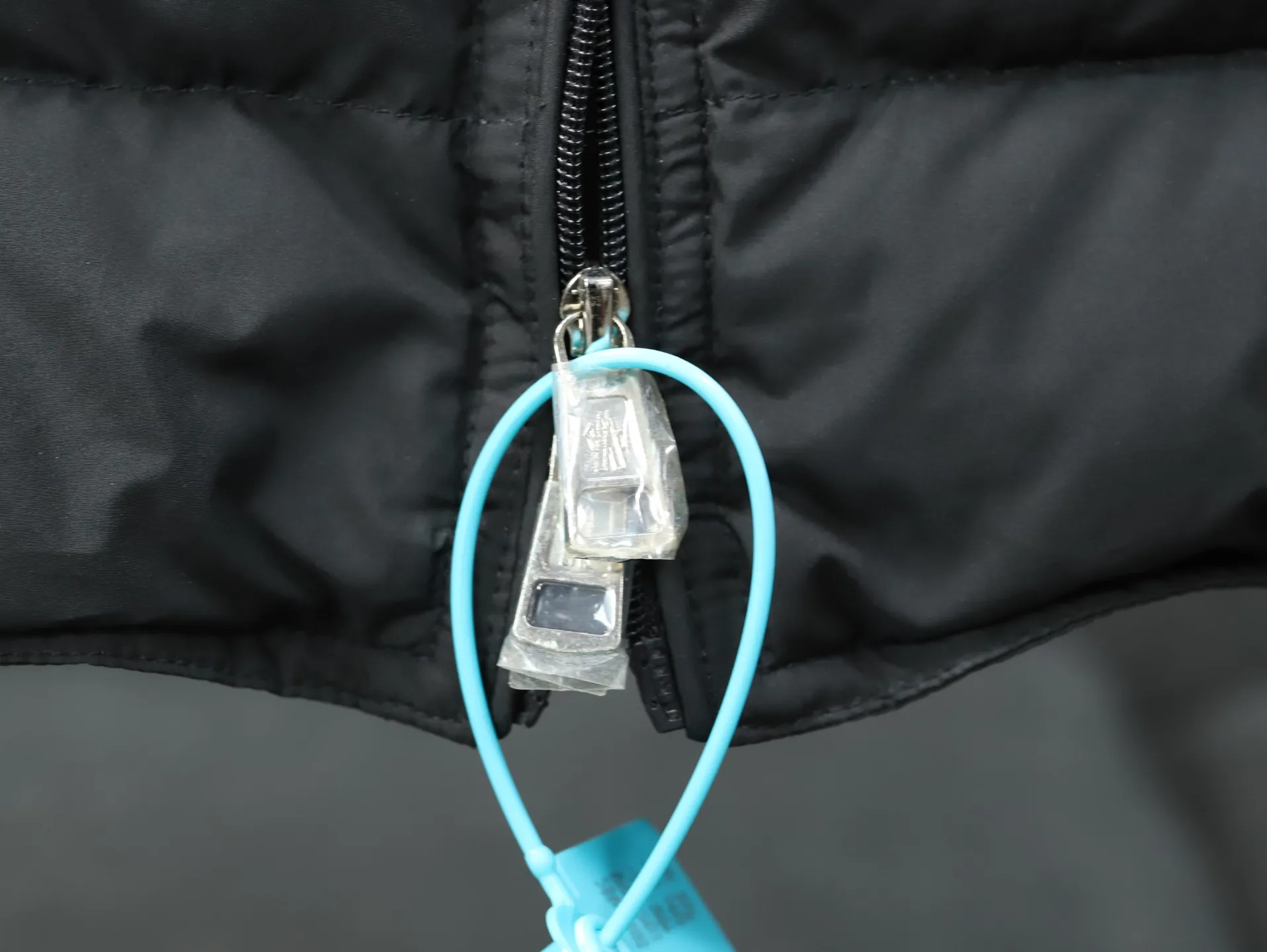 P640 Moncler Gui series GUI ski season stand-up collar light vest vest down jacket Moncler Gui (super light gooseneck) small stand-up collar down vest vest is shipped. Gui is also an evergreen model in the M family. It is officially released every year and sells out every year! Light and comfortable, simple style, practical and easy to wear, it is deeply loved by men and women, and small-sized girls can also easily control it! Gui down vest adopts Longue Made of saison fabric, it is Moncler's classic men's design item.  The Gui down vest is a must-have item for changing seasons, suitable for matching with sweaters, sweatshirts or light jackets. This down vest is made from longue saison fabric, which combines lightweight texture with excellent warmth.