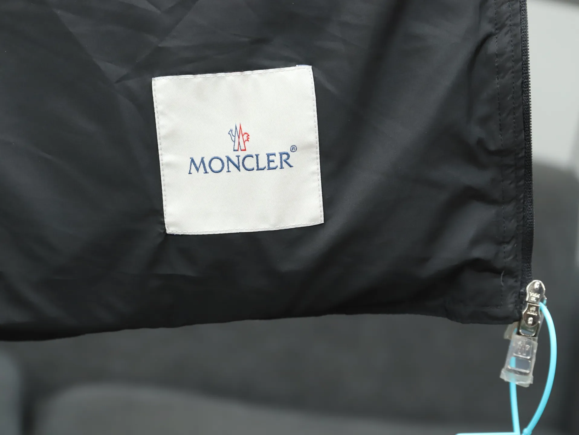 P640 Moncler Gui series GUI ski season stand-up collar light vest vest down jacket Moncler Gui (super light gooseneck) small stand-up collar down vest vest is shipped. Gui is also an evergreen model in the M family. It is officially released every year and sells out every year! Light and comfortable, simple style, practical and easy to wear, it is deeply loved by men and women, and small-sized girls can also easily control it! Gui down vest adopts Longue Made of saison fabric, it is Moncler's classic men's design item.  The Gui down vest is a must-have item for changing seasons, suitable for matching with sweaters, sweatshirts or light jackets. This down vest is made from longue saison fabric, which combines lightweight texture with excellent warmth.