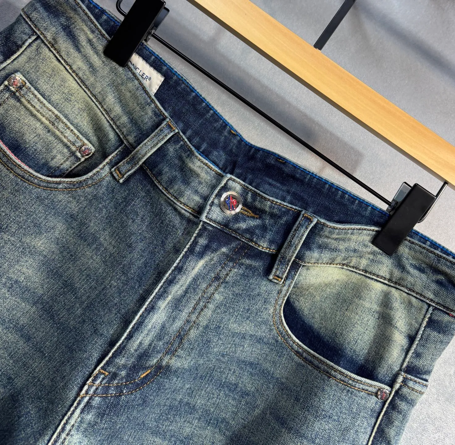 P220 🔥MONCLER The latest spring and summer jeans🔥No pressure to enter and leave the store. Best-selling models in the counter. Shared taste and value. Very comfortable to wear. Low-key yet luxurious. Very classy to wear. Needless to say the trousers style and cut. The upper body is exquisite and vivid. Really first-class top quality. Really palace-level casual pants, using Turkish cotton to produce the most famous denim fabric. The quality is outstanding. After heavy washing, the pants are very soft. The A22 straight-leg version is not picky and the upper body is absolutely stylish. Extremely luxurious! Size: 29-40 no 35