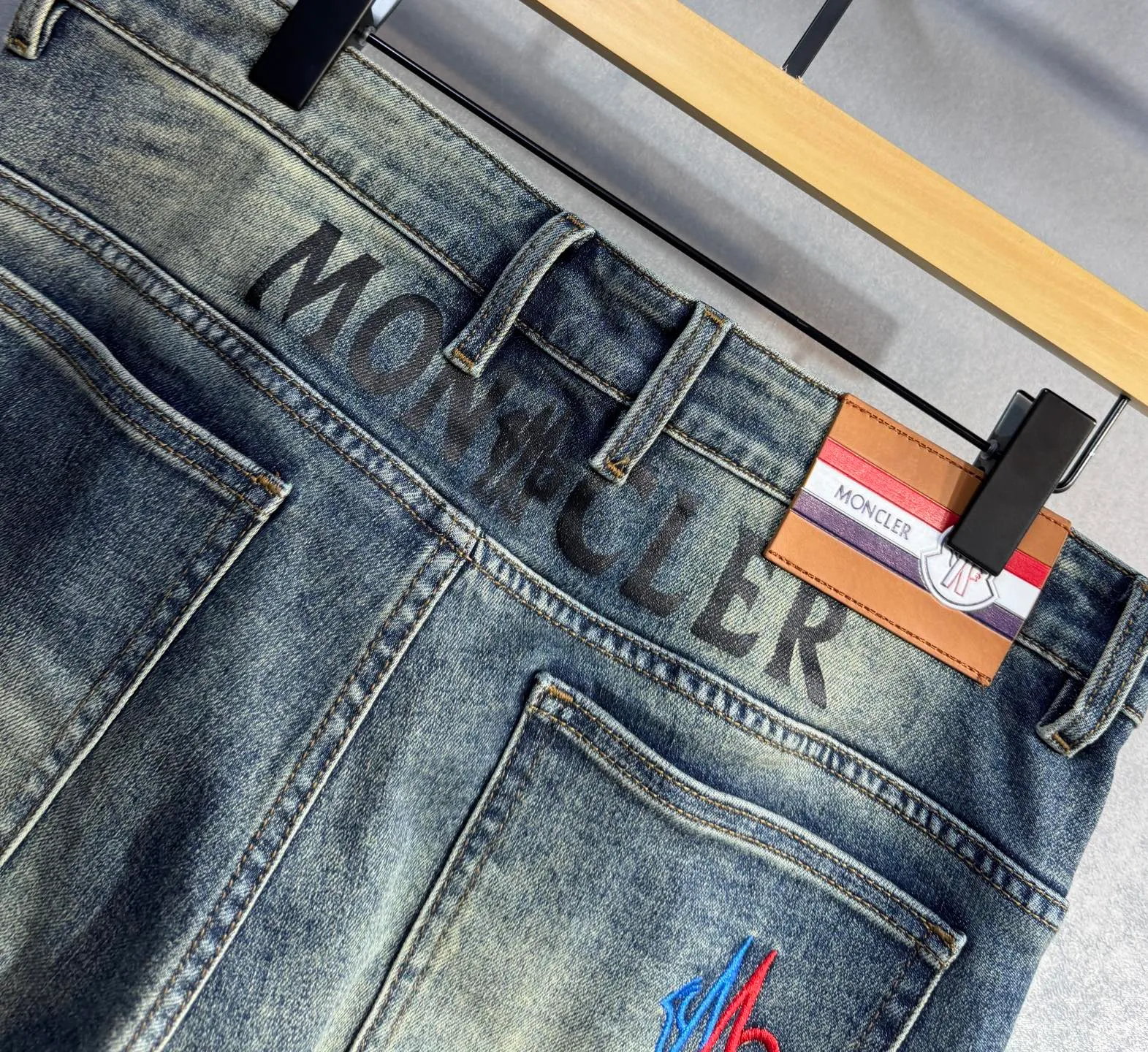 P220 🔥MONCLER The latest spring and summer jeans🔥No pressure to enter and leave the store. Best-selling models in the counter. Shared taste and value. Very comfortable to wear. Low-key yet luxurious. Very classy to wear. Needless to say the trousers style and cut. The upper body is exquisite and vivid. Really first-class top quality. Really palace-level casual pants, using Turkish cotton to produce the most famous denim fabric. The quality is outstanding. After heavy washing, the pants are very soft. The A22 straight-leg version is not picky and the upper body is absolutely stylish. Extremely luxurious! Size: 29-40 no 35