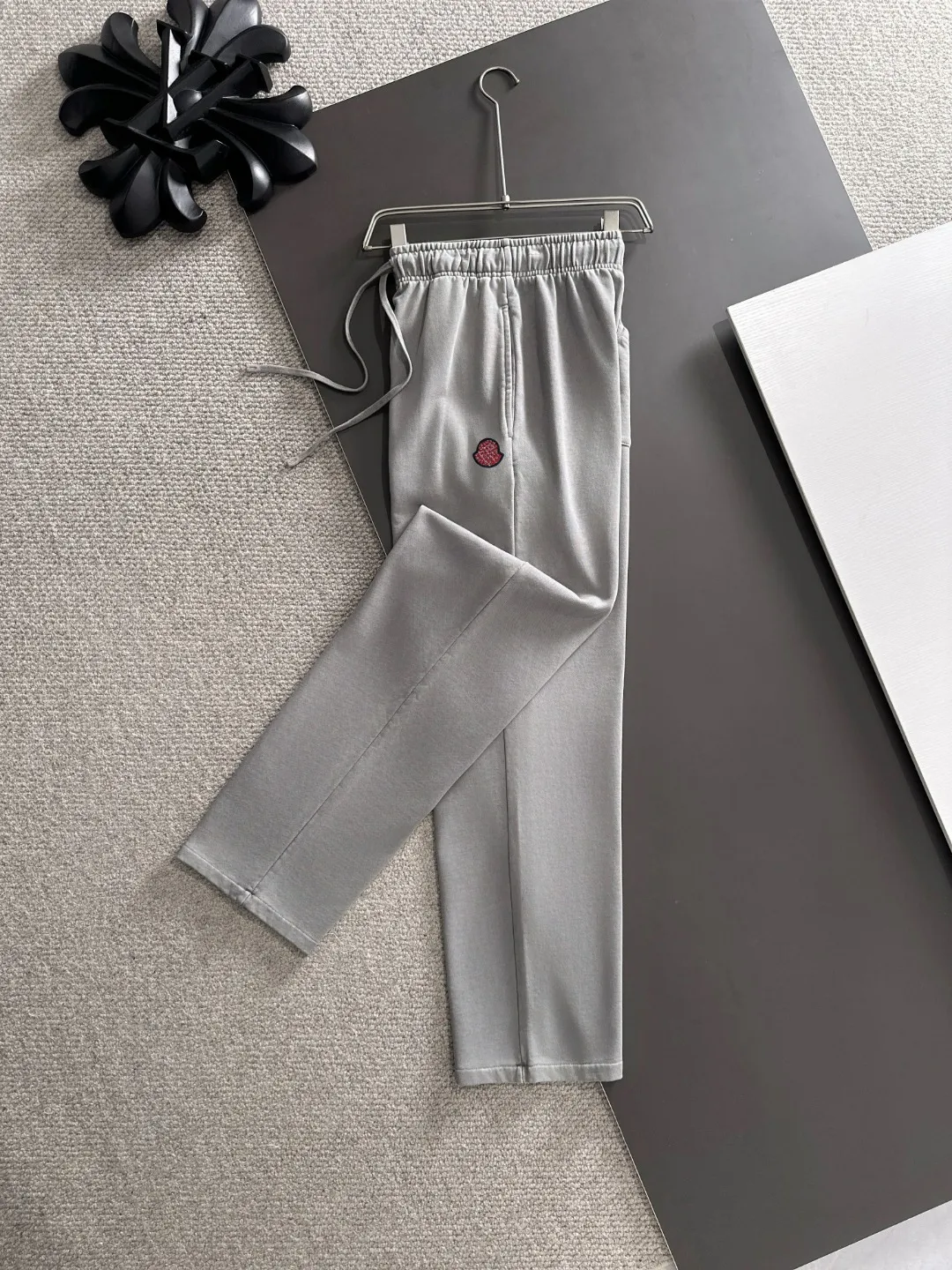 Next day shipment P360 MONCLER/Mongoose Exclusive first release of 25ss autumn and winter new high-quality trousers Compare real-life details at will A perfect choice for autumn and winter. A must-have item. Loose fit. Please refer to the size chart when placing an order: S to XXL (or state your height and weight when placing an order)