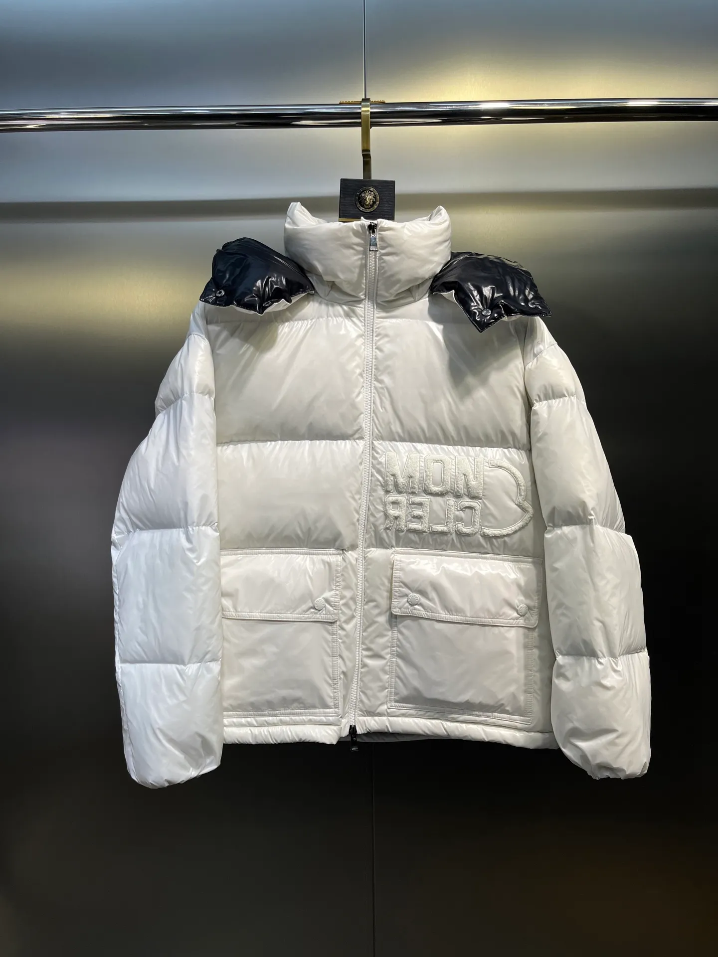 P780 moncler 🌟Moncler FW25 Abbaye short down jacket The Abbaye short jacket is made of iconic patented nylon, highlighting the fashion essence of Moncler. Featuring rectangular quilting and a contrasting lining that refreshes the removable hood. Terry knit logo embroidery adds a unique touch, making the garment instantly recognizable. Material process analysis: 1️⃣Original Nfc inductive anti-counterfeiting chip 2️⃣National standard 95% European standard pure white goose down, exclusive use of top down on the market 3️⃣Fabric: 100% nylon; Lining: 100% nylon, one of the best on the market, everything is customized according to the original version. 4⃣️The electroplated hardware is produced by the original processing factory, all customized by the original factory, and is not a replica of various types on the market. 5⃣️Produced by a certain Lang factory, it has always been unambiguous in terms of quality. Everyone knows about the workmanship, QA and Qc quality inspection of the workers when shipping from large factories. It is not comparable to small factories in the market. Mouth-mounted down jackets, let’s not brag, there is almost no one that can do better than us! Make an original product with care, so that every customer has the confidence to introduce it to his customers: This is the top replica version in China. Good products do not need too many soft articles to set off, only junk products will boast: the original ZP uses thousands of words to impress consumers! Although it is an F product, it is not inferior to ZP!  Color: white pink, white black, black, khaki, pink Size: 0123
