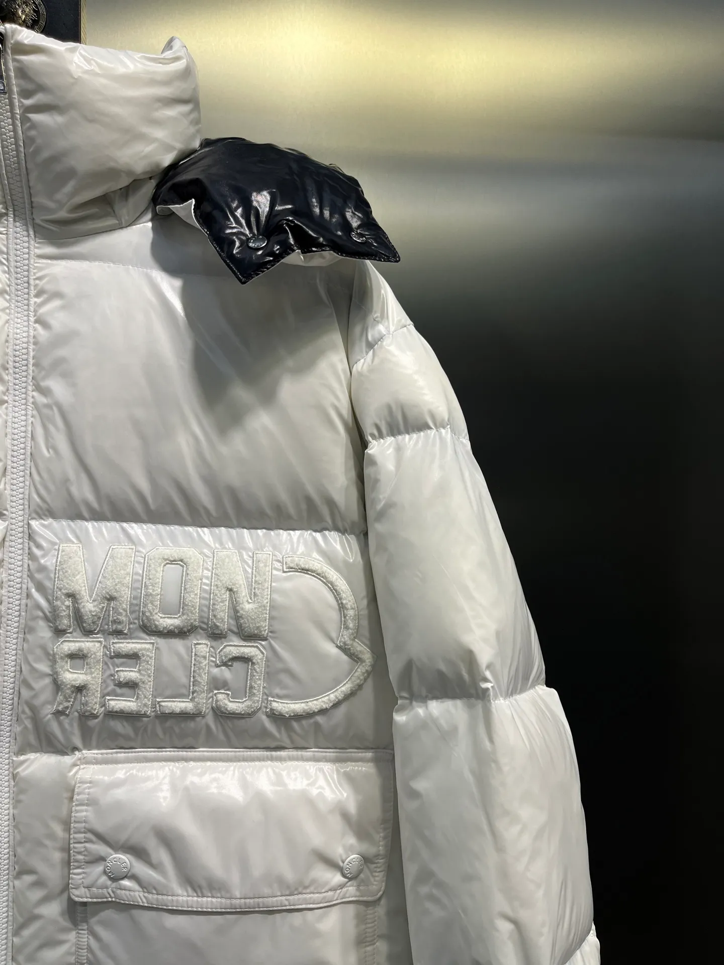 P780 moncler 🌟Moncler FW25 Abbaye short down jacket The Abbaye short jacket is made of iconic patented nylon, highlighting the fashion essence of Moncler. Featuring rectangular quilting and a contrasting lining that refreshes the removable hood. Terry knit logo embroidery adds a unique touch, making the garment instantly recognizable. Material process analysis: 1️⃣Original Nfc inductive anti-counterfeiting chip 2️⃣National standard 95% European standard pure white goose down, exclusive use of top down on the market 3️⃣Fabric: 100% nylon; Lining: 100% nylon, one of the best on the market, everything is customized according to the original version. 4⃣️The electroplated hardware is produced by the original processing factory, all customized by the original factory, and is not a replica of various types on the market. 5⃣️Produced by a certain Lang factory, it has always been unambiguous in terms of quality. Everyone knows about the workmanship, QA and Qc quality inspection of the workers when shipping from large factories. It is not comparable to small factories in the market. Mouth-mounted down jackets, let’s not brag, there is almost no one that can do better than us! Make an original product with care, so that every customer has the confidence to introduce it to his customers: This is the top replica version in China. Good products do not need too many soft articles to set off, only junk products will boast: the original ZP uses thousands of words to impress consumers! Although it is an F product, it is not inferior to ZP!  Color: white pink, white black, black, khaki, pink Size: 0123