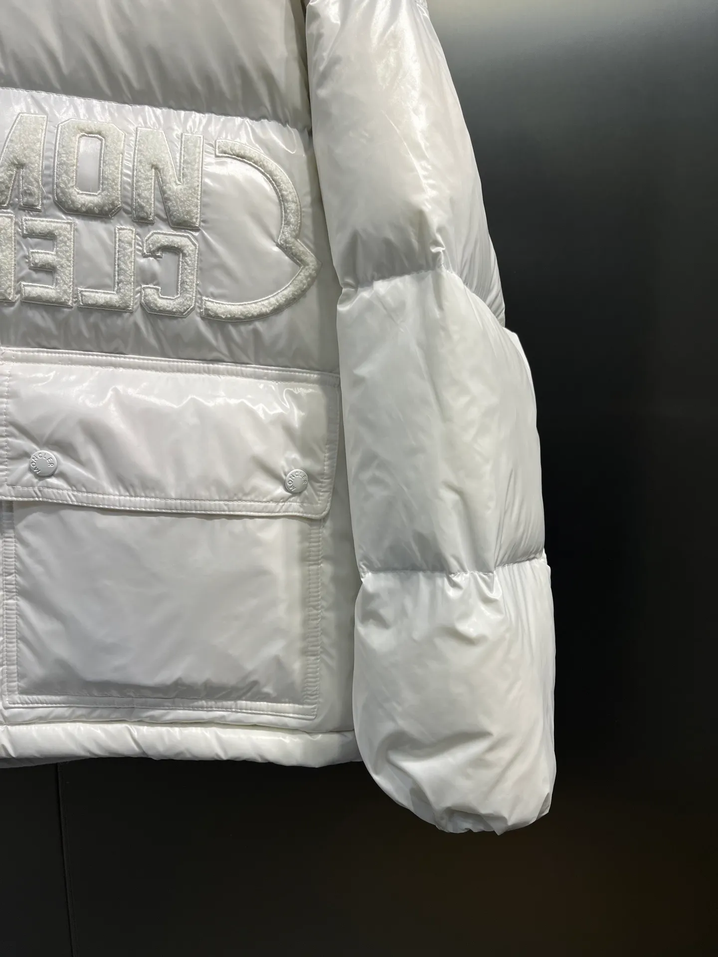 P780 moncler 🌟Moncler FW25 Abbaye short down jacket The Abbaye short jacket is made of iconic patented nylon, highlighting the fashion essence of Moncler. Featuring rectangular quilting and a contrasting lining that refreshes the removable hood. Terry knit logo embroidery adds a unique touch, making the garment instantly recognizable. Material process analysis: 1️⃣Original Nfc inductive anti-counterfeiting chip 2️⃣National standard 95% European standard pure white goose down, exclusive use of top down on the market 3️⃣Fabric: 100% nylon; Lining: 100% nylon, one of the best on the market, everything is customized according to the original version. 4⃣️The electroplated hardware is produced by the original processing factory, all customized by the original factory, and is not a replica of various types on the market. 5⃣️Produced by a certain Lang factory, it has always been unambiguous in terms of quality. Everyone knows about the workmanship, QA and Qc quality inspection of the workers when shipping from large factories. It is not comparable to small factories in the market. Mouth-mounted down jackets, let’s not brag, there is almost no one that can do better than us! Make an original product with care, so that every customer has the confidence to introduce it to his customers: This is the top replica version in China. Good products do not need too many soft articles to set off, only junk products will boast: the original ZP uses thousands of words to impress consumers! Although it is an F product, it is not inferior to ZP!  Color: white pink, white black, black, khaki, pink Size: 0123