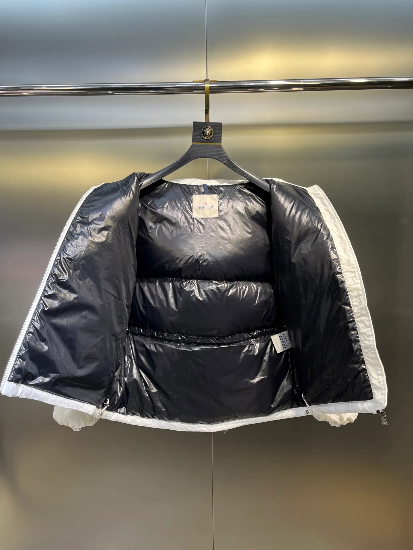 P780 moncler 🌟Moncler FW25 Abbaye short down jacket The Abbaye short jacket is made of iconic patented nylon, highlighting the fashion essence of Moncler. Featuring rectangular quilting and a contrasting lining that refreshes the removable hood. Terry knit logo embroidery adds a unique touch, making the garment instantly recognizable. Material process analysis: 1️⃣Original Nfc inductive anti-counterfeiting chip 2️⃣National standard 95% European standard pure white goose down, exclusive use of top down on the market 3️⃣Fabric: 100% nylon; Lining: 100% nylon, one of the best on the market, everything is customized according to the original version. 4⃣️The electroplated hardware is produced by the original processing factory, all customized by the original factory, and is not a replica of various types on the market. 5⃣️Produced by a certain Lang factory, it has always been unambiguous in terms of quality. Everyone knows about the workmanship, QA and Qc quality inspection of the workers when shipping from large factories. It is not comparable to small factories in the market. Mouth-mounted down jackets, let’s not brag, there is almost no one that can do better than us! Make an original product with care, so that every customer has the confidence to introduce it to his customers: This is the top replica version in China. Good products do not need too many soft articles to set off, only junk products will boast: the original ZP uses thousands of words to impress consumers! Although it is an F product, it is not inferior to ZP!  Color: white pink, white black, black, khaki, pink Size: 0123