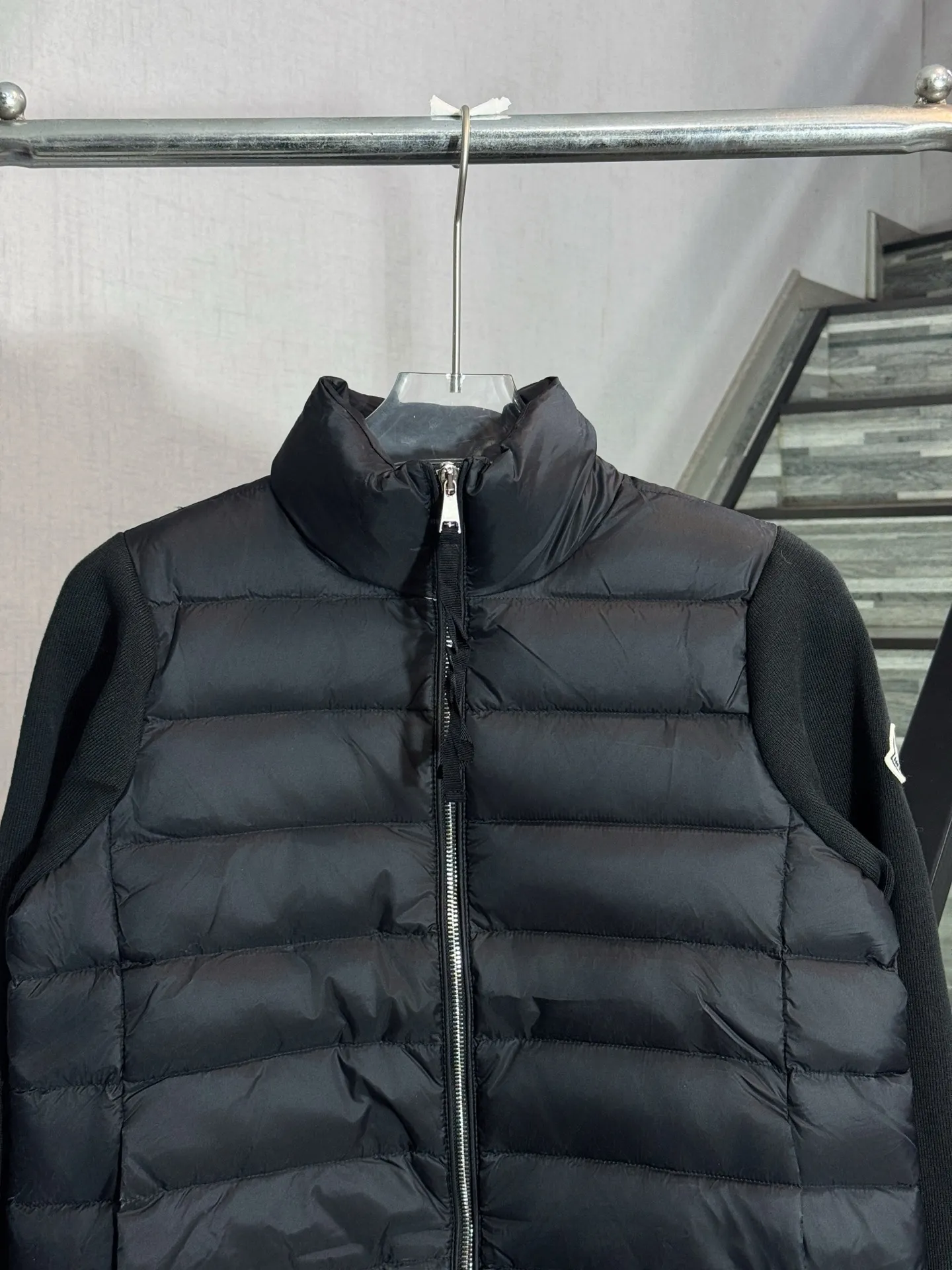 P650 model number: HE407 Moncler-Mongolian knitted stitching stand collar small label women's down jacket The fabric is made of polyester windproof material and spliced with knitted sleeves. The knitted sleeves are knitted with mixed wool. The inner filling is 50% white duck down with a filling amount of 260g. The upper body is warm and comfortable without looking bloated. The arms are seamed to order. The original masked small label, the zipper uses the original hardware slider zipper, the overall upper body effect of the clothes is very good-looking, a slim and versatile style, made by a large factory, the original original label, complete with three labels, Kuaishou Xiaohongshu Internet celebrity, buy it with confidence.  Color: Black/White Size: S M L
