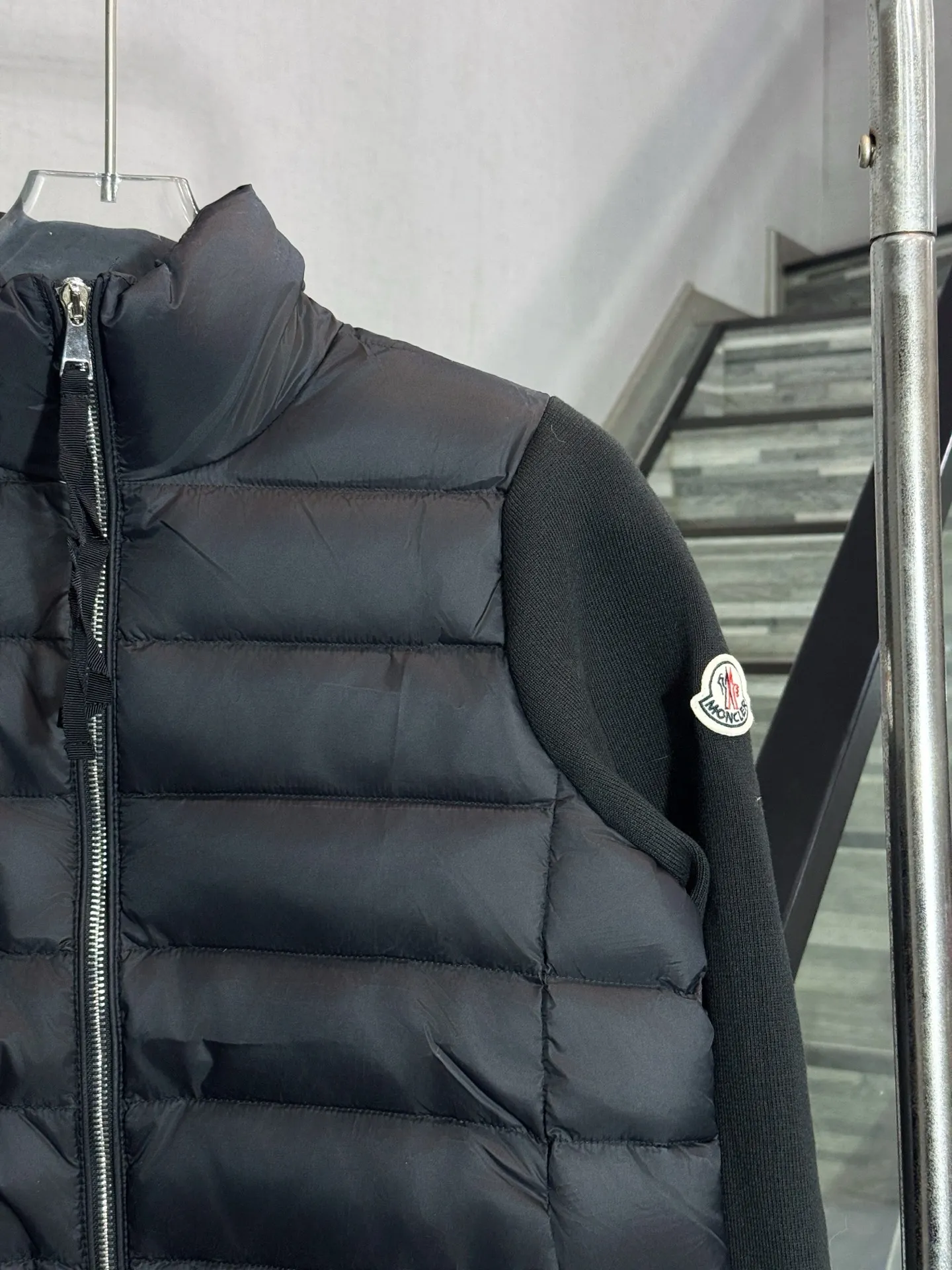 P650 model number: HE407 Moncler-Mongolian knitted stitching stand collar small label women's down jacket The fabric is made of polyester windproof material and spliced with knitted sleeves. The knitted sleeves are knitted with mixed wool. The inner filling is 50% white duck down with a filling amount of 260g. The upper body is warm and comfortable without looking bloated. The arms are seamed to order. The original masked small label, the zipper uses the original hardware slider zipper, the overall upper body effect of the clothes is very good-looking, a slim and versatile style, made by a large factory, the original original label, complete with three labels, Kuaishou Xiaohongshu Internet celebrity, buy it with confidence.  Color: Black/White Size: S M L