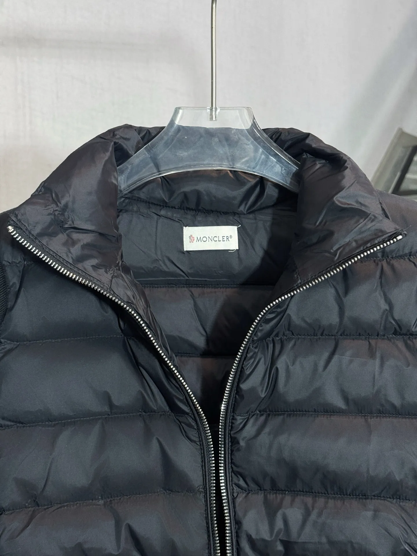 P650 model number: HE407 Moncler-Mongolian knitted stitching stand collar small label women's down jacket The fabric is made of polyester windproof material and spliced with knitted sleeves. The knitted sleeves are knitted with mixed wool. The inner filling is 50% white duck down with a filling amount of 260g. The upper body is warm and comfortable without looking bloated. The arms are seamed to order. The original masked small label, the zipper uses the original hardware slider zipper, the overall upper body effect of the clothes is very good-looking, a slim and versatile style, made by a large factory, the original original label, complete with three labels, Kuaishou Xiaohongshu Internet celebrity, buy it with confidence.  Color: Black/White Size: S M L