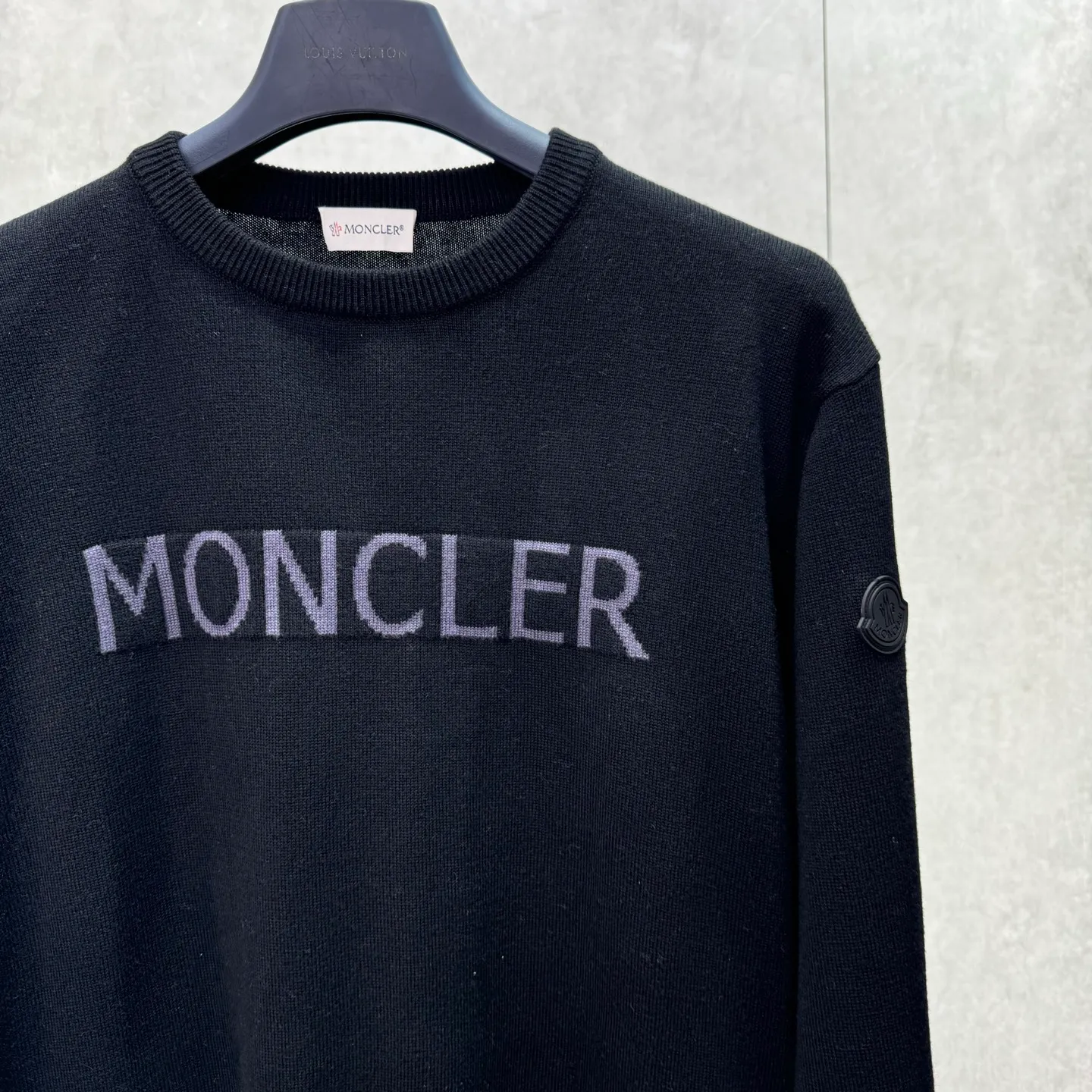 P420 MONCLER hooded jacquard crew neck sweater SIZE S/M/L/XL Fabric selection: Wool blended fabric is used, mainly 95% wool, combined with 4% nylon and 1% spandex. The main body of wool ensures the warmth and comfort of the clothing. The addition of a small amount of nylon and spandex significantly improves the elasticity and wear resistance. The ribbed decorative parts are made of 100% wool, which further enhances the overall texture.  Technology: Using a high needle count and fine gauge loom, combined with the orderly direction of the internal yarns, the floating threads are cleverly woven and stored, with almost no unnecessary thread mess. The color switching of each group of letters is synchronized with the knitting needles in milliseconds, forming an exquisite letter LOGO jacquard decoration on the chest.