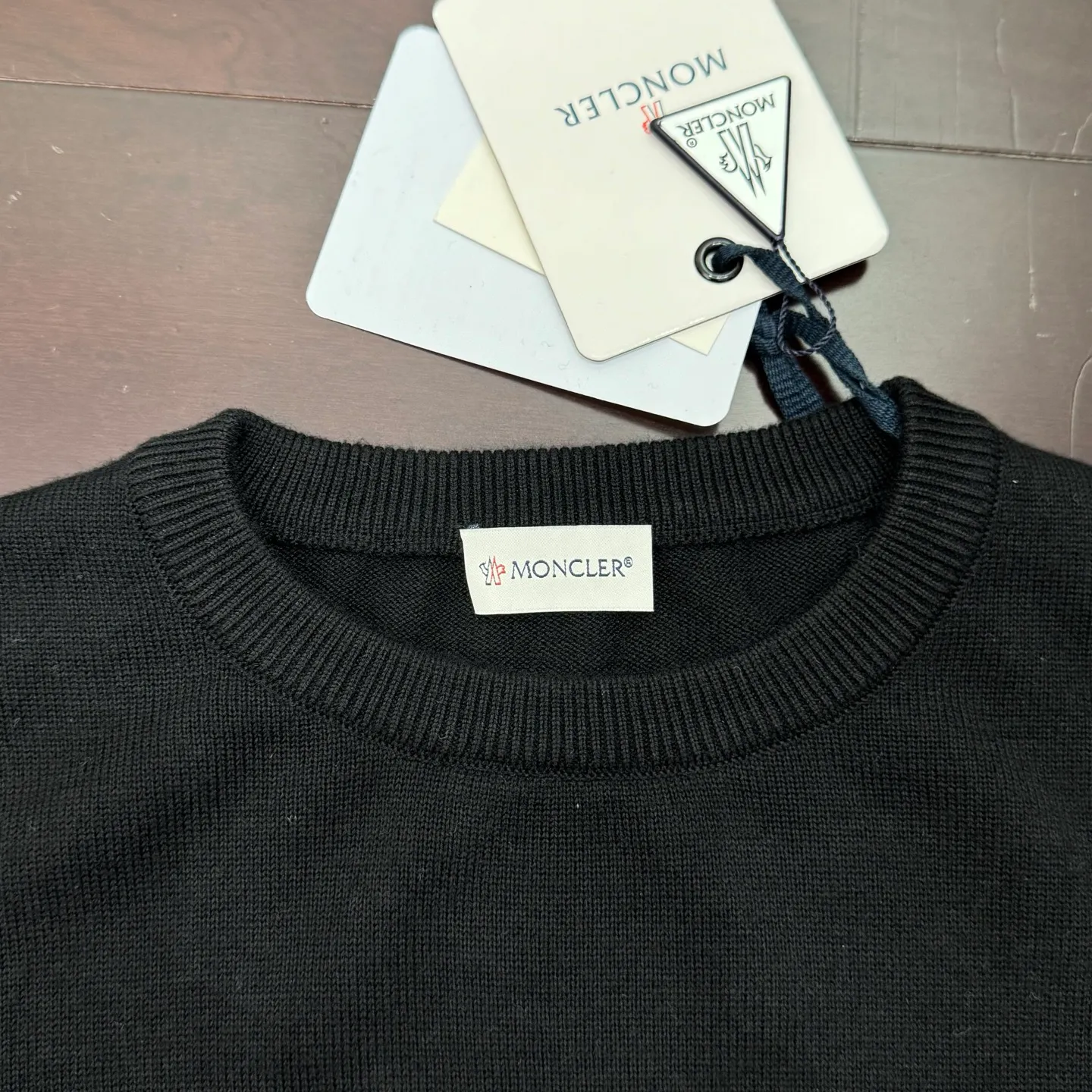 P420 MONCLER hooded jacquard crew neck sweater SIZE S/M/L/XL Fabric selection: Wool blended fabric is used, mainly 95% wool, combined with 4% nylon and 1% spandex. The main body of wool ensures the warmth and comfort of the clothing. The addition of a small amount of nylon and spandex significantly improves the elasticity and wear resistance. The ribbed decorative parts are made of 100% wool, which further enhances the overall texture.  Technology: Using a high needle count and fine gauge loom, combined with the orderly direction of the internal yarns, the floating threads are cleverly woven and stored, with almost no unnecessary thread mess. The color switching of each group of letters is synchronized with the knitting needles in milliseconds, forming an exquisite letter LOGO jacquard decoration on the chest.