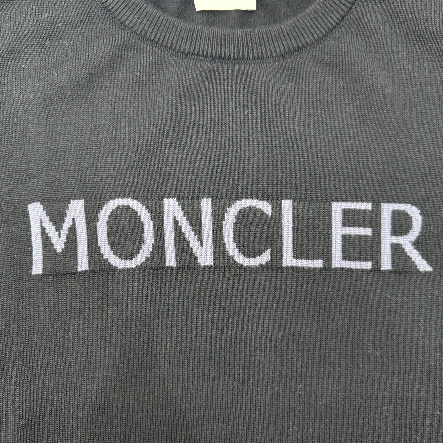 P420 MONCLER hooded jacquard crew neck sweater SIZE S/M/L/XL Fabric selection: Wool blended fabric is used, mainly 95% wool, combined with 4% nylon and 1% spandex. The main body of wool ensures the warmth and comfort of the clothing. The addition of a small amount of nylon and spandex significantly improves the elasticity and wear resistance. The ribbed decorative parts are made of 100% wool, which further enhances the overall texture.  Technology: Using a high needle count and fine gauge loom, combined with the orderly direction of the internal yarns, the floating threads are cleverly woven and stored, with almost no unnecessary thread mess. The color switching of each group of letters is synchronized with the knitting needles in milliseconds, forming an exquisite letter LOGO jacquard decoration on the chest.