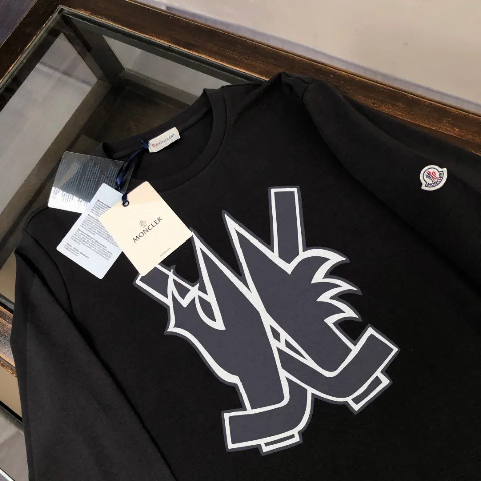 P180, a non-off-the-shelf model, you can trust it. Moncler printed long-sleeved T-shirt, 240g breathable cotton fabric, very soft and comfortable texture, does not shrink, does not deform, does not ball), can be worn alone as a base layer. Original customized accessories, collar label, care mark, hangtag, packaging (perfect details) Color: White Black Size: XS S M L