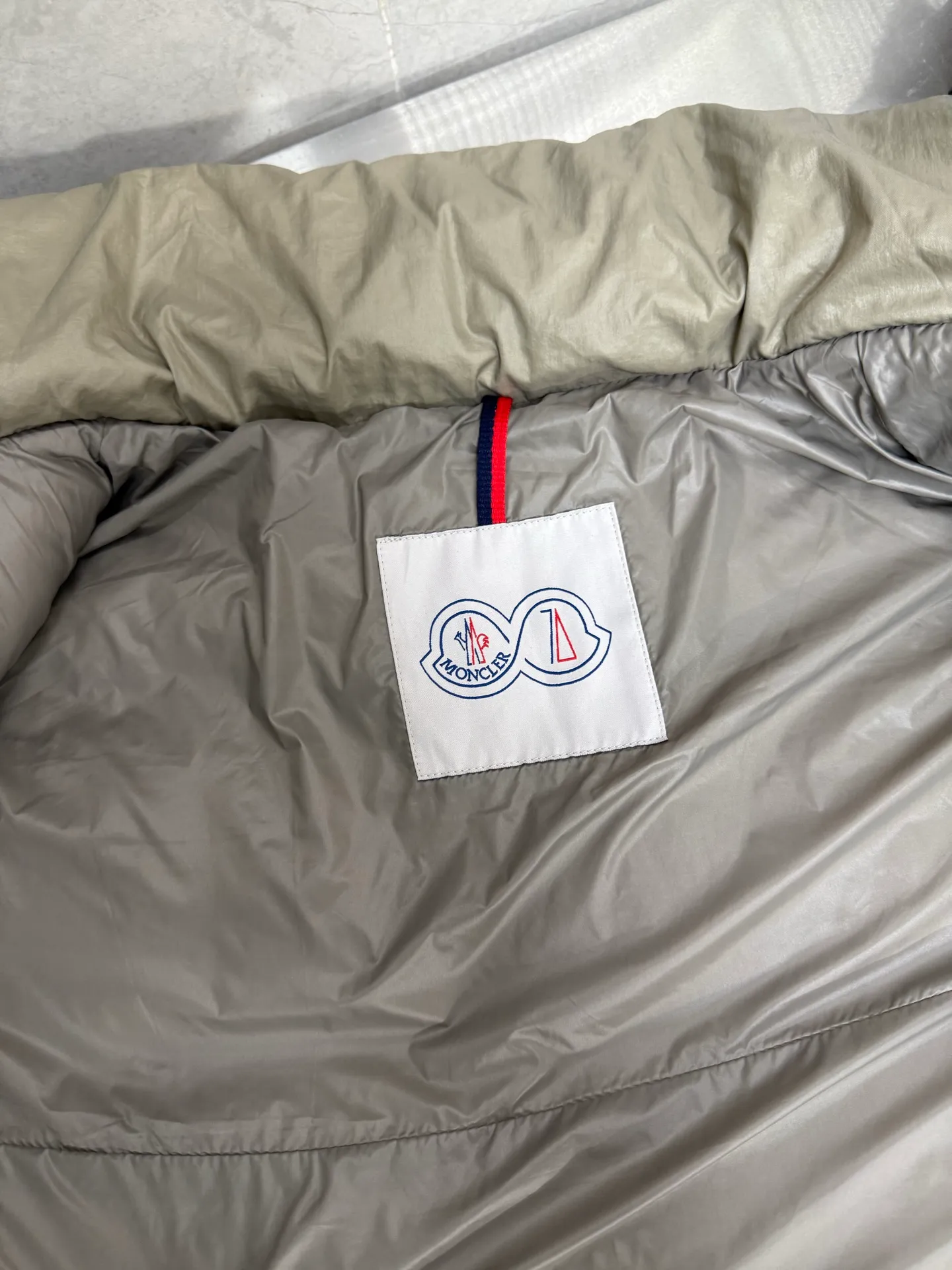 P820 ​​Moncler Maya 70th Anniversary Hooded Down Jacket The Moncler Maya down jacket is specially reinterpreted to celebrate Moncler's 70th anniversary. The iconic style is refreshed in new colors. A classic example of the brand's DNA, it's made from shiny lacquered nylon and embellished with signature rectangular quilting. A classic cropped design that transcends seasons and styles, it features a statement silhouette, removable hood and adjustable hem. The sleeves are decorated with the brand's signature classic patch pockets and a patchwork logo specially designed to celebrate the 70th anniversary. Color: Black White Basalt Gray Size: 12345