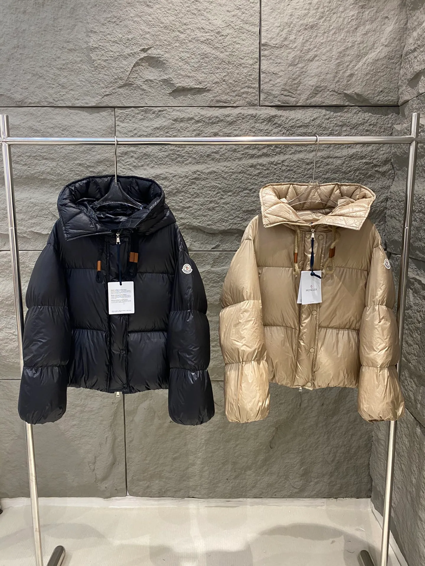 P920 Style number: Y122 Moncler Borey hooded down jacket m hood rope puff bread women's lightweight longue saison nylon down jacket, DIST certified, quilted design. Dropped shoulders, drawstring hood, and funnel neck for a casual and lazy look. Two-way zipper and snap button on the front, elastic hem and cuffs for better wind protection and warmth. The sleeves have hidden snap buttons that open and can be worn as a cape. 90 velvet filling. Color: black/coffee Size: 0/1/2