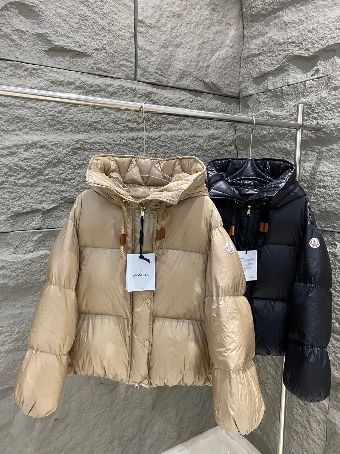 P920 Style number: Y122 Moncler Borey hooded down jacket m hood rope puff bread women's lightweight longue saison nylon down jacket, DIST certified, quilted design. Dropped shoulders, drawstring hood, and funnel neck for a casual and lazy look. Two-way zipper and snap button on the front, elastic hem and cuffs for better wind protection and warmth. The sleeves have hidden snap buttons that open and can be worn as a cape. 90 velvet filling. Color: black/coffee Size: 0/1/2