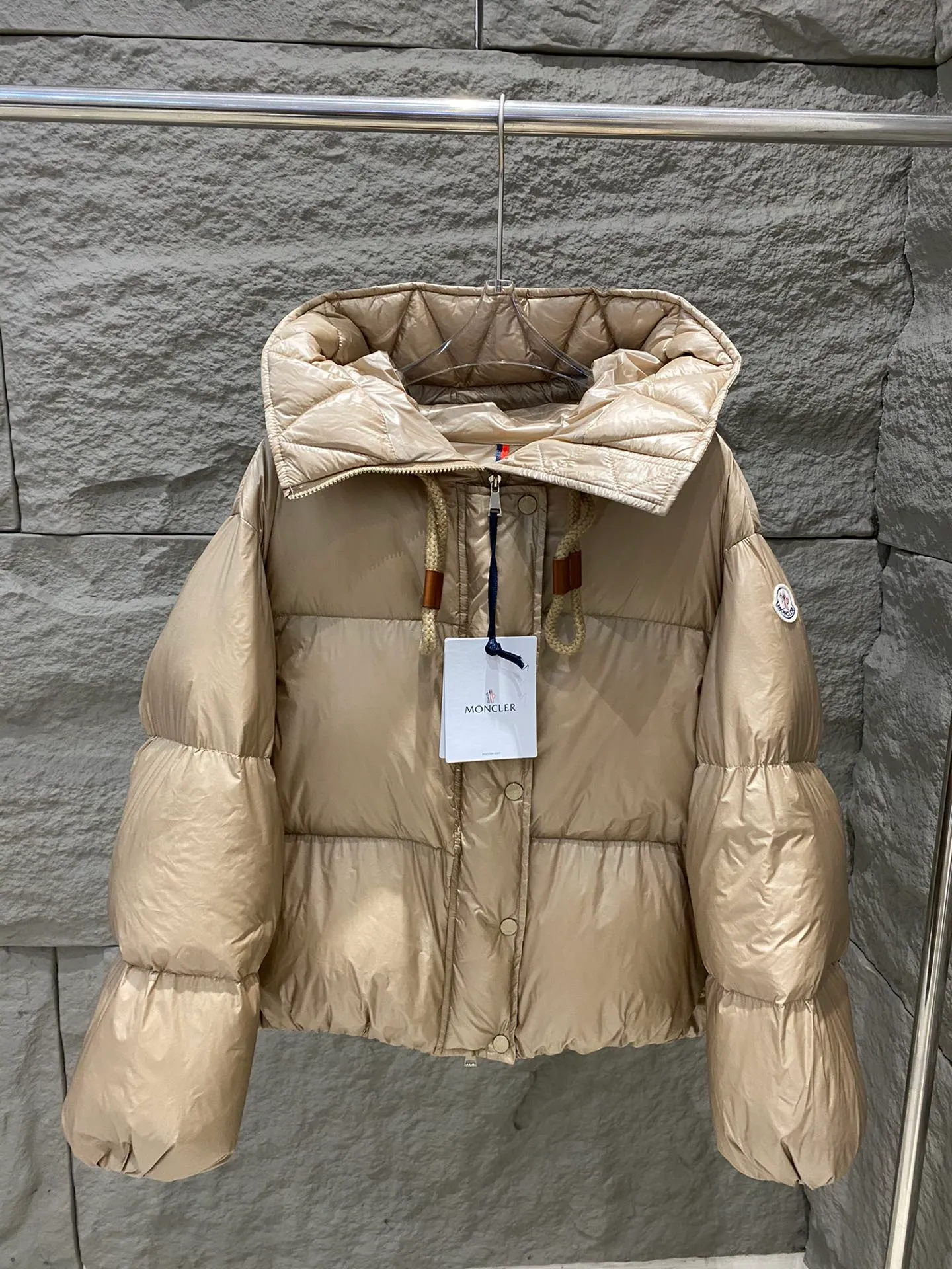 P920 Style number: Y122 Moncler Borey hooded down jacket m hood rope puff bread women's lightweight longue saison nylon down jacket, DIST certified, quilted design. Dropped shoulders, drawstring hood, and funnel neck for a casual and lazy look. Two-way zipper and snap button on the front, elastic hem and cuffs for better wind protection and warmth. The sleeves have hidden snap buttons that open and can be worn as a cape. 90 velvet filling. Color: black/coffee Size: 0/1/2
